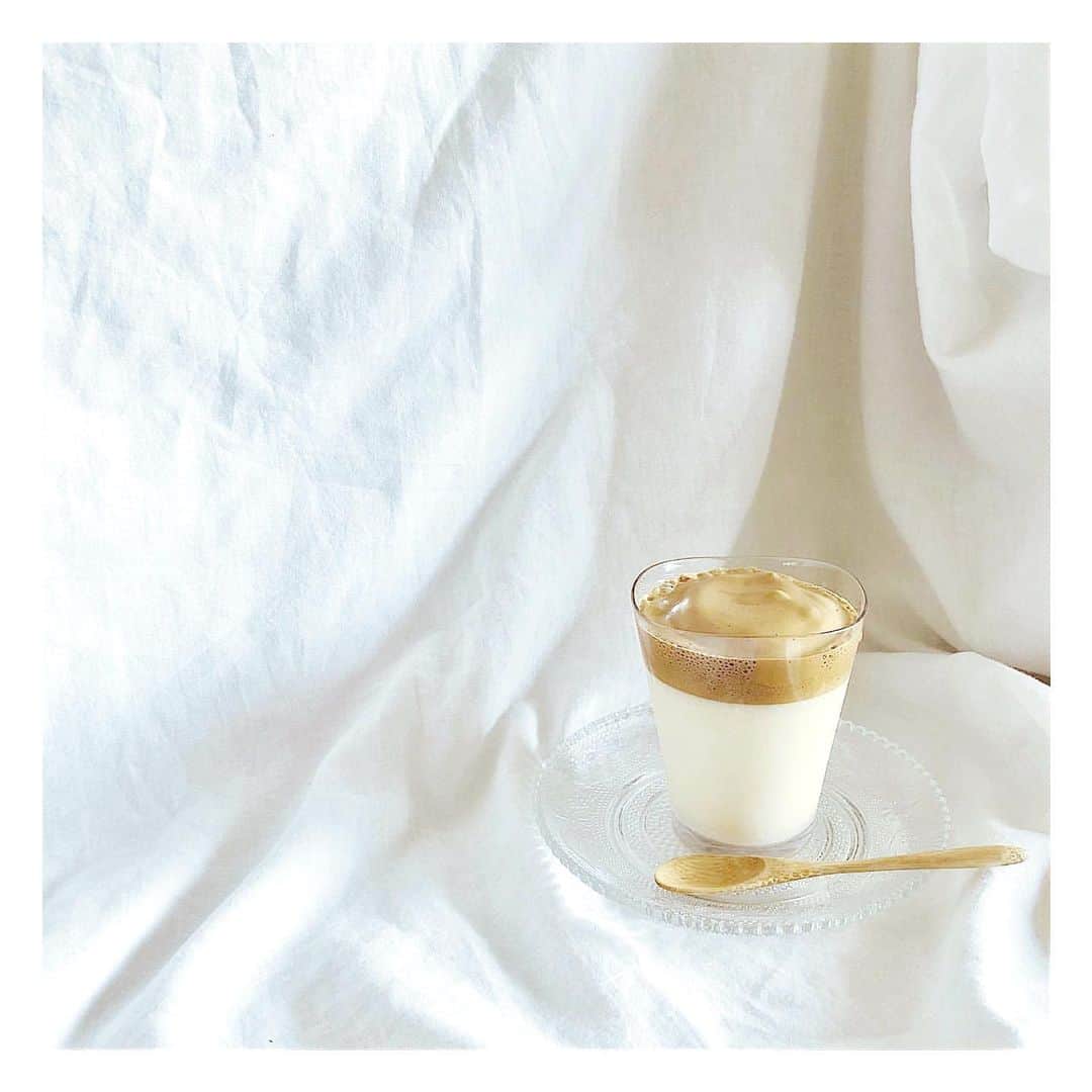津久江麻由のインスタグラム：「. . #ダルゴナコーヒー ☕️💞 . 遂に流行りのダルゴナコーヒー作ってみました🙃✌🏻💕 . コーヒー:砂糖:水　を  1:1:1 で泡立て器で混ぜるだけ☺️✌🏻 . 思ってた以上に、めちゃくちゃ 美味しくて 家族にも作ったら絶賛されました😎🎗 . お家にいる時間が多いので、 お時間ある方は 絶対作った方が良きです👶👍🌸 . . . #お家カフェ #家カフェ #おうちカフェ #おうちcafe #うちカフェ #韓国カフェ #コーヒーのある暮らし #コーヒー好きな人と繋がりたい #コーヒー好き #コーヒータイム #スタバ #おうちおやつ #ザラジョ #ザラジョコーデ #お気に入りコスメ #コスメ大好き #メイク好き #デパコス #コスメ紹介 #今日のメイク  #今日のコスメ #プチプラコスメ #メイク好きさんと繋がりたい #コスメ好きさんと繋がりたい #いいね返しは絶対 #おすすめコスメ #コスメ購入品 #コスメ好き #メイク好き #今日のコーデ」