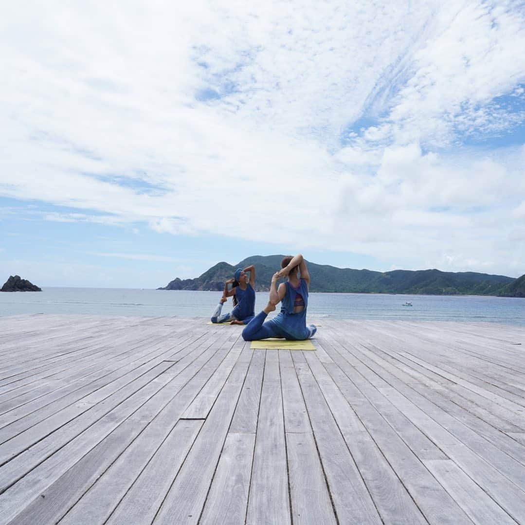 のインスタグラム：「🧘🏾‍♀️ 朝の新鮮なエネルギーで身体を満たして。 ⋆ ⋆ #リゾートホテル #ザシーン #奄美大島#奄美旅行 #amami#amamioshima#islandtrip  #ヨガ#ヨガリトリート#ヨガウエア#ヨガインストラクター#yoga#yogalife#yogini#yogainstructor  #ネイチャークレンズ#浄化#デトックス#満月#新月#ムーンサイクル」