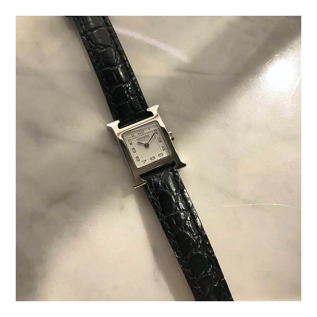 HIROBさんのインスタグラム写真 - (HIROBInstagram)「-HIROB新宿-﻿ ﻿ ﻿ Vintage Hermes﻿ ﻿ mini H Watch﻿ No.19003890-746930﻿ ¥185,000+tax﻿ ﻿ なかなか入荷のないmini H watchが入荷してまいりました✨﻿ 是非店頭にてご覧下さい！﻿ ﻿ ﻿ ⭐︎送料無料キャンペーン⭐︎﻿ 4/1（水）〜4/12（木）の期間中、﻿ 通信販売時の送料無料サービスを﻿ 実施しております。﻿ 詳しくは店舗までお問い合わせください。﻿ ※代引き手数料は別途発生致します。﻿ ﻿ ﻿ ﻿ ﻿ お問い合わせ先﻿ tel 03-5908-2680﻿ ﻿ #hirob﻿ #hirobshinjuku﻿ #baycrews﻿ #antique﻿ #vintage﻿ #hermes﻿ #watch﻿ #morellato﻿ #cassis﻿ ﻿ #ヒロブ﻿ #ヒロブ新宿﻿ #ベイクルーズ﻿ #アンティーク﻿ #ヴィンテージ﻿ #エルメス﻿ #腕時計﻿ #モレラート﻿ #カシス﻿ ﻿ ﻿  #爱马仕﻿ ﻿」4月6日 20時53分 - hirob.jp