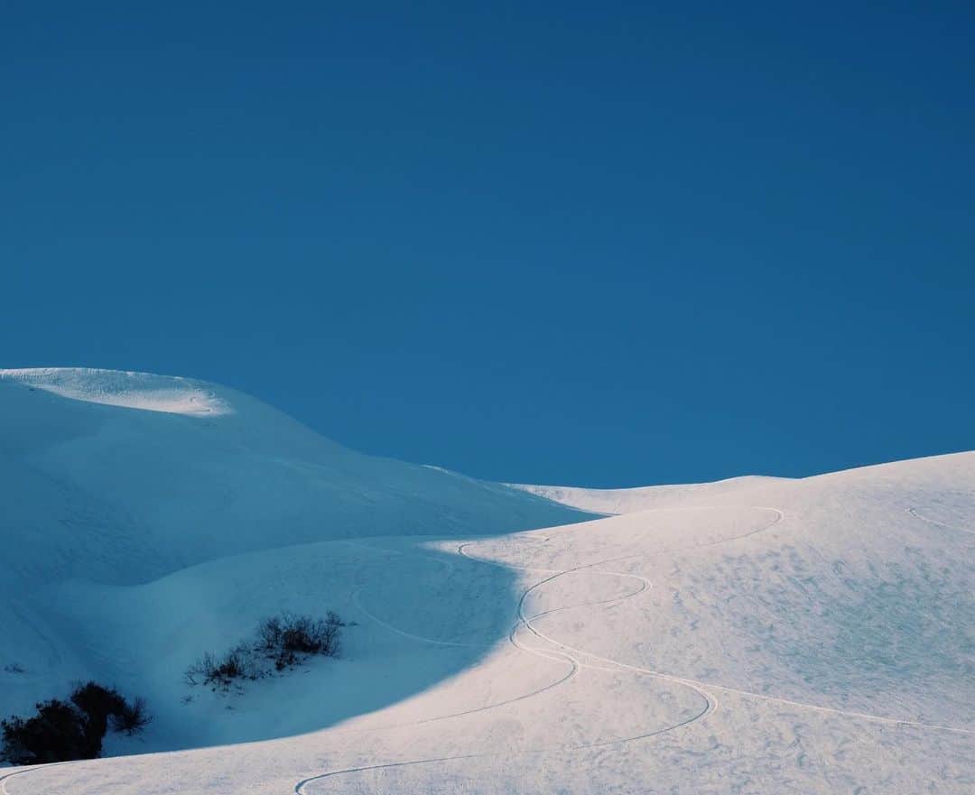佐藤亜耶さんのインスタグラム写真 - (佐藤亜耶Instagram)「. きれい〜 #月山 #雪山 . 地形美に、私たちのゆらゆらライン🌿」4月6日 20時55分 - aya_sato_49