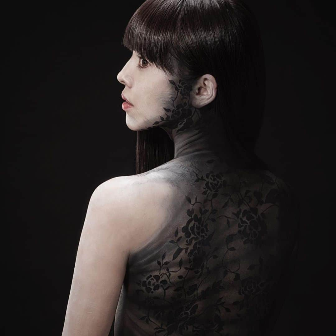 Amazing JIROさんのインスタグラム写真 - (Amazing JIROInstagram)「"Repost" Collaborated with chalk art artist, Moeco to exhibit our collaborative artwork at her exhibition, -HIBANA-. I painted the texture of black sheer from her side cheek to the back.  Hope you guys will like the mixture of Moeco’s voluptuous beauty and my delicate and realistic painting :)) ． Face & Body paint : #amazing_jiro Model : Moeco @moecochalkartonly  Photo : Youhei Kodama @kodamax_photo ． #秘花 #moeco #moecochalkart #chalkart #drawing #art #facepaint #paint #artist #lace #flower #dress #sheer #beauty #exhibition #松下萌子 #チョークアート #アート #絵 #フェイスペイント #ペイント #アーティスト #レース #フラワー #花 #ドレス #妖艶 #展示」4月6日 21時02分 - amazing_jiro