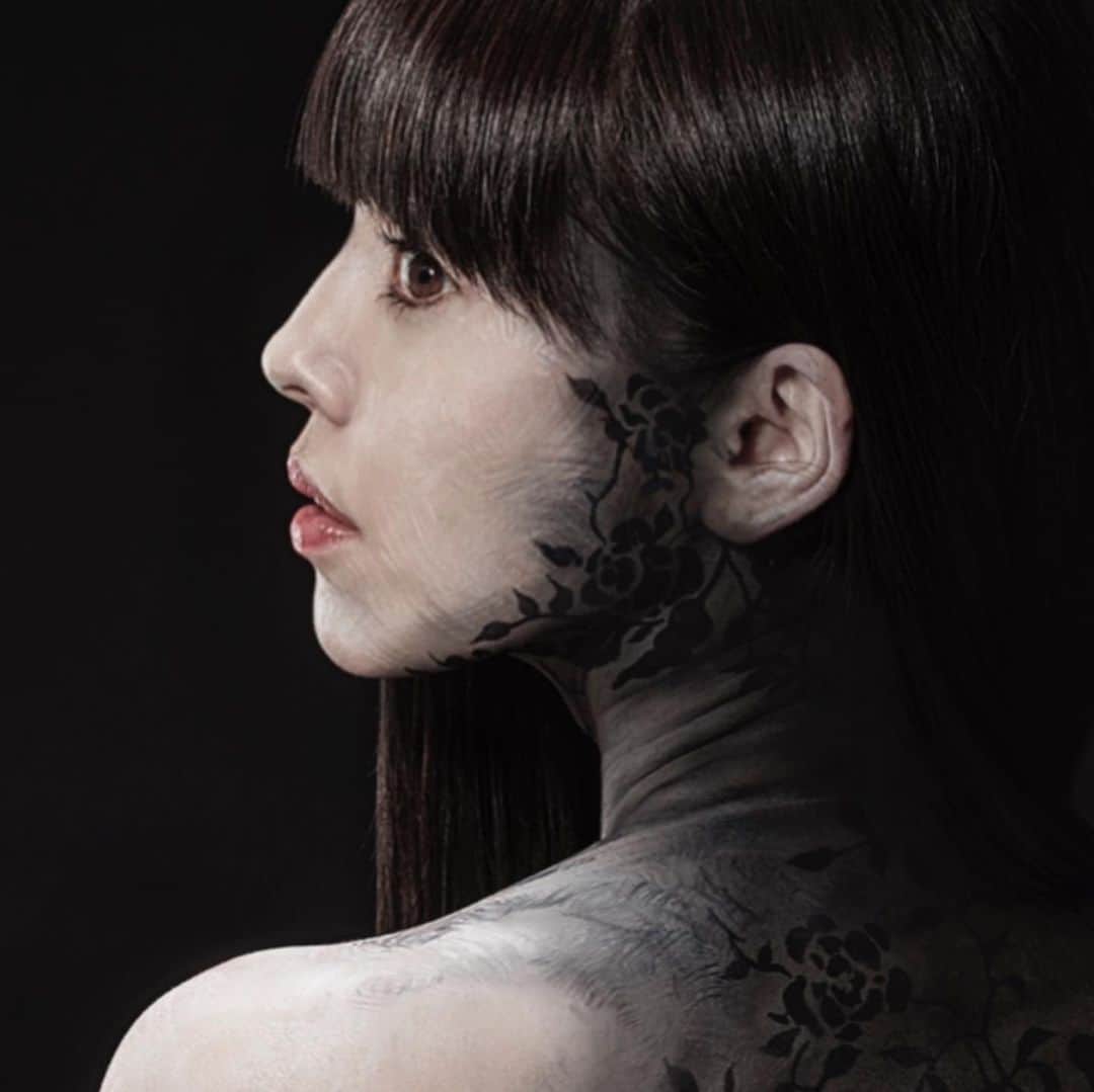 のインスタグラム：「"Repost" Collaborated with chalk art artist, Moeco to exhibit our collaborative artwork at her exhibition, -HIBANA-. I painted the texture of black sheer from her side cheek to the back.  Hope you guys will like the mixture of Moeco’s voluptuous beauty and my delicate and realistic painting :)) ． Face & Body paint : #amazing_jiro Model : Moeco @moecochalkartonly  Photo : Youhei Kodama @kodamax_photo ． #秘花 #moeco #moecochalkart #chalkart #drawing #art #facepaint #paint #artist #lace #flower #dress #sheer #beauty #exhibition #松下萌子 #チョークアート #アート #絵 #フェイスペイント #ペイント #アーティスト #レース #フラワー #花 #ドレス #妖艶 #展示」