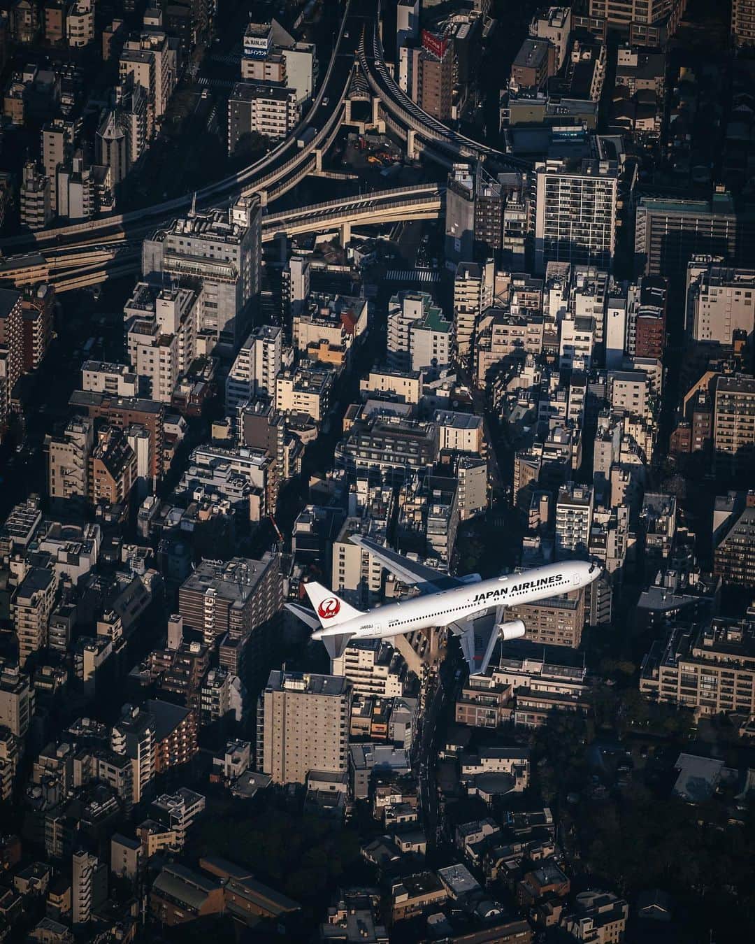 R̸K̸さんのインスタグラム写真 - (R̸K̸Instagram)「The plane is soaring in the vast sky, overlooks the city. People will connect again, and we know the courage will prevail. #Hellofrom Tokyo Japan ・ ・ ・ ・ #bestvacations #beautifuldestinations #earthfocus #earthoffcial #earthpix #thegreatplanet #discoverearth #lifeofadventure #livingonearth #theweekoninstagram  #theglobewanderer #stayandwander #welivetoexplore #IamATraveler #wonderful_places #TLPics #depthobsessed #visit #voyaged #sonyalpha #bealpha #aroundtheworldpix #moodygrams #streets_vision #cnntravel #complexphotos #HYPEBEAST #hsinthefield #lonelyplanet @sonyalpha @hypebeast @highsnobiety @lightroom @soul.planet @earthfever @9gag @500px」4月6日 21時02分 - rkrkrk
