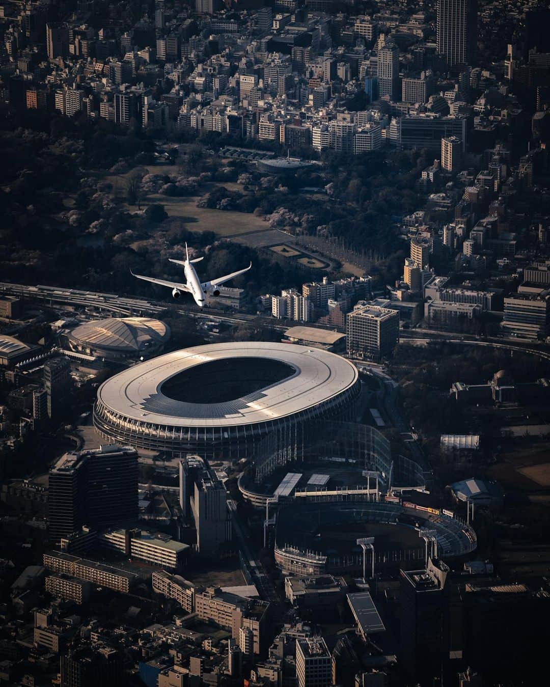 R̸K̸さんのインスタグラム写真 - (R̸K̸Instagram)「The plane is soaring in the vast sky, overlooks the city. People will connect again, and we know the courage will prevail. #Hellofrom Tokyo Japan ・ ・ ・ ・ #bestvacations #beautifuldestinations #earthfocus #earthoffcial #earthpix #thegreatplanet #discoverearth #lifeofadventure #livingonearth #theweekoninstagram  #theglobewanderer #stayandwander #welivetoexplore #IamATraveler #wonderful_places #TLPics #depthobsessed #visit #voyaged #sonyalpha #bealpha #aroundtheworldpix #moodygrams #streets_vision #cnntravel #complexphotos #HYPEBEAST #hsinthefield #lonelyplanet @sonyalpha @hypebeast @highsnobiety @lightroom @soul.planet @earthfever @9gag @500px」4月6日 21時02分 - rkrkrk