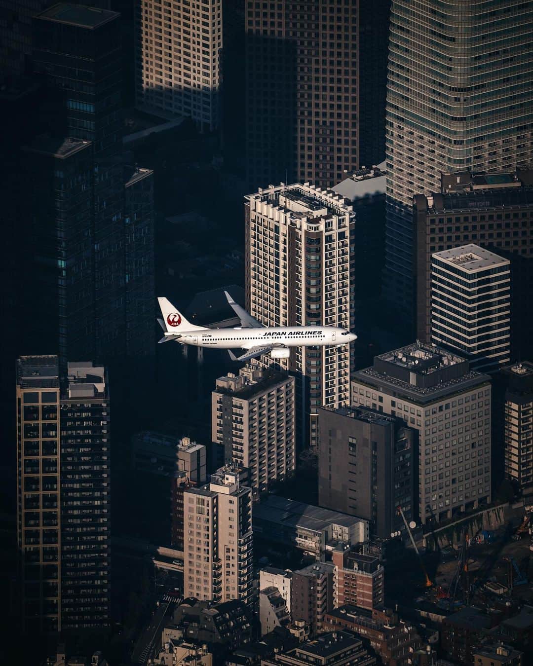 R̸K̸さんのインスタグラム写真 - (R̸K̸Instagram)「The plane is soaring in the vast sky, overlooks the city. People will connect again, and we know the courage will prevail. #Hellofrom Tokyo Japan ・ ・ ・ ・ #bestvacations #beautifuldestinations #earthfocus #earthoffcial #earthpix #thegreatplanet #discoverearth #lifeofadventure #livingonearth #theweekoninstagram  #theglobewanderer #stayandwander #welivetoexplore #IamATraveler #wonderful_places #TLPics #depthobsessed #visit #voyaged #sonyalpha #bealpha #aroundtheworldpix #moodygrams #streets_vision #cnntravel #complexphotos #HYPEBEAST #hsinthefield #lonelyplanet @sonyalpha @hypebeast @highsnobiety @lightroom @soul.planet @earthfever @9gag @500px」4月6日 21時02分 - rkrkrk