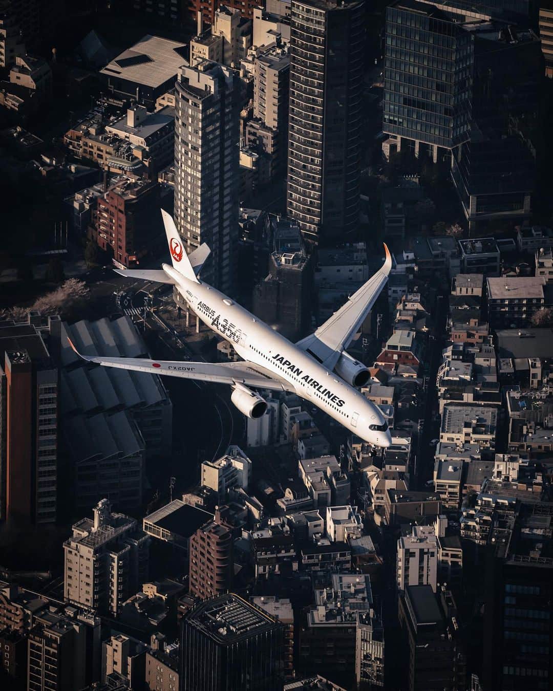 R̸K̸のインスタグラム：「The plane is soaring in the vast sky, overlooks the city. People will connect again, and we know the courage will prevail. #Hellofrom Tokyo Japan ・ ・ ・ ・ #bestvacations #beautifuldestinations #earthfocus #earthoffcial #earthpix #thegreatplanet #discoverearth #lifeofadventure #livingonearth #theweekoninstagram  #theglobewanderer #stayandwander #welivetoexplore #IamATraveler #wonderful_places #TLPics #depthobsessed #visit #voyaged #sonyalpha #bealpha #aroundtheworldpix #moodygrams #streets_vision #cnntravel #complexphotos #HYPEBEAST #hsinthefield #lonelyplanet @sonyalpha @hypebeast @highsnobiety @lightroom @soul.planet @earthfever @9gag @500px」