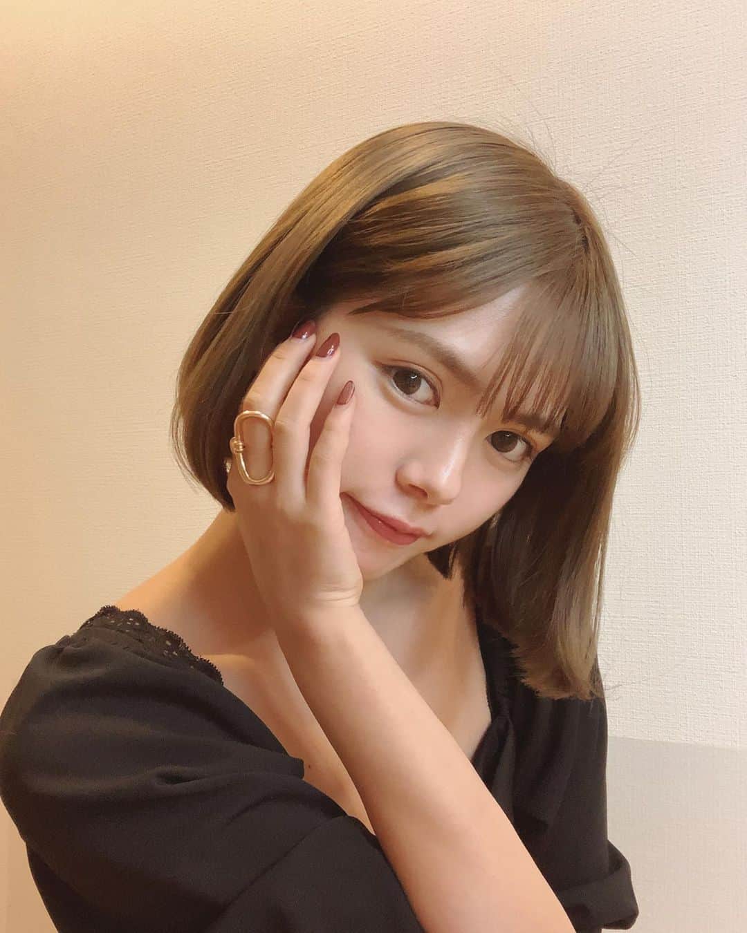 のインスタグラム：「新しいYoutubeチャンネルみてくれた？ #mikkabozu で検索してね🔍💕 . . 最近お気に入りすぎていつも着けてるリング〜:D  おっきめの形がすきなんです . かわいすぎる…！！ . 💍　@iradowl_official」