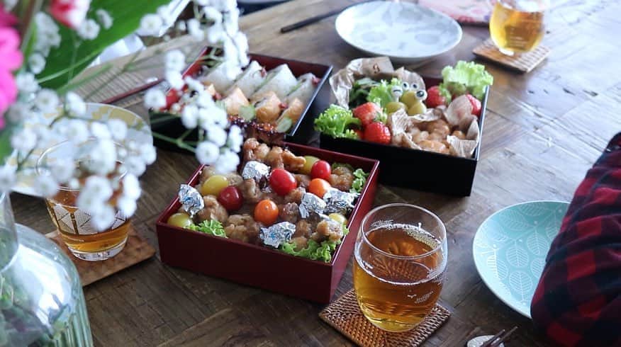 にぎりっ娘。のインスタグラム：「おうちお花見しました🌸 ・ 衛生管理もお弁当ほど気にしなくていいし、 作ったらすぐ食べれるし、 子どもは喜ぶし、 いい事尽くめだよ。 ・ ただ、桜の花が近所に売ってなかったから、花束だけどね。 ・ YouTubeに動画アップしてます。 ストーリーズから動画に飛びます✈️ ・ #うちで過ごそう  #おうちお花見 #おうちお花見弁当  #行楽弁当　#お重弁当」