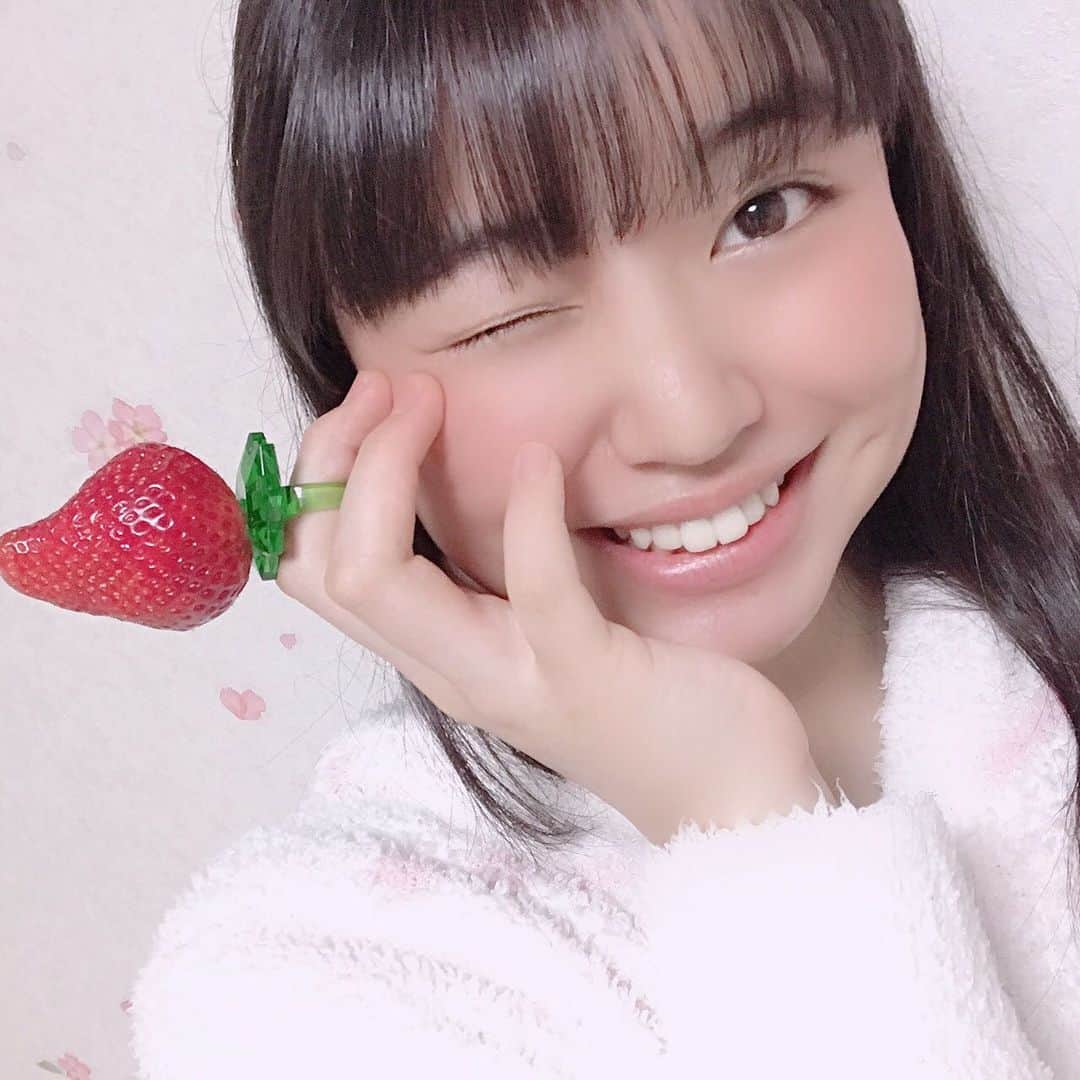 吉田万葉のインスタグラム：「あまあまなʚ🍓ɞの指輪💗  いちごは本物だよ‪‪❤︎‬ #いちご #いちごの指輪 #指輪 #フルーツ #可愛い」