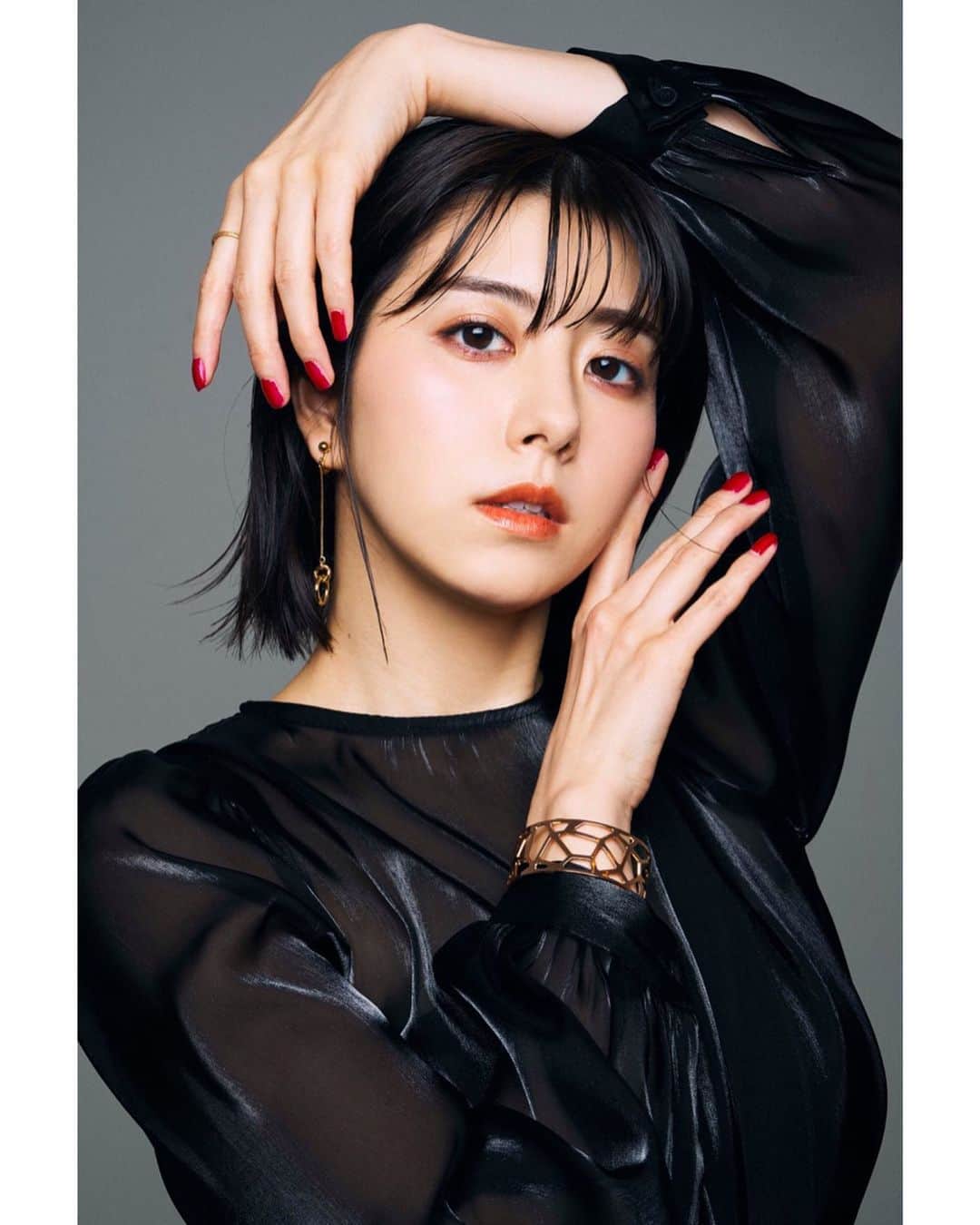 のインスタグラム：「. 作品撮りpart2  自分じゃないみたいで、 とっても新鮮でした🌹🖤 (撮影したのは1ヶ月以上前です)  ph @takuyaiioka  hm @__.i82  st @_fumi1103_  落ち着いてから また作品撮りしたいなぁ。。」