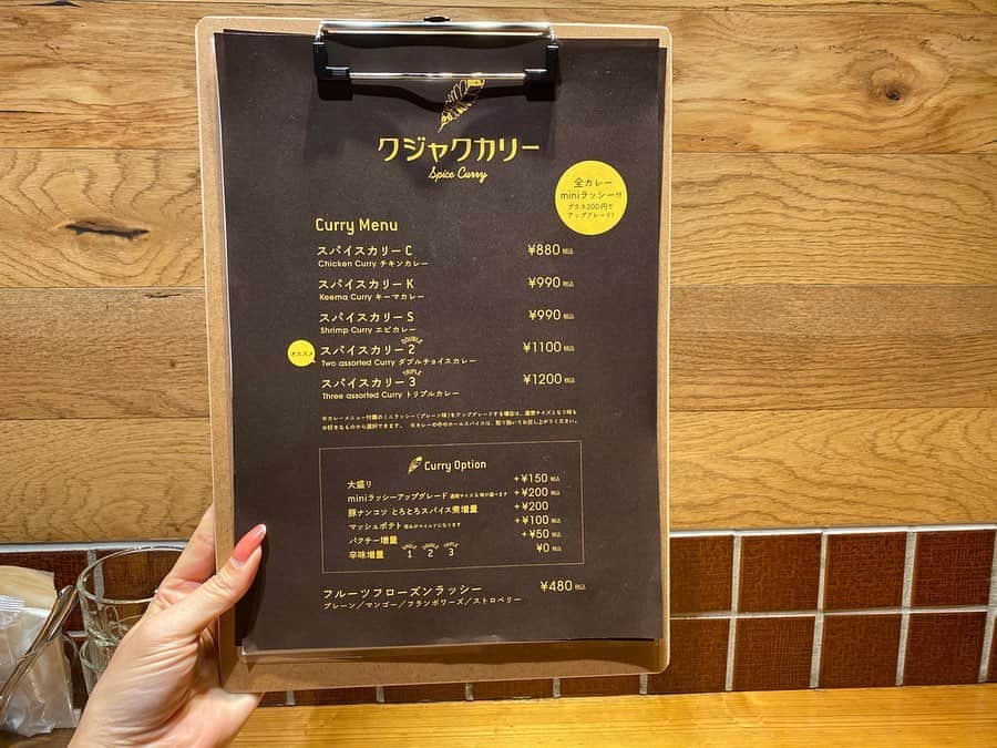 前川由希子さんのインスタグラム写真 - (前川由希子Instagram)「仕事の合間にサクッとランチ。  やっぱり出なければいけないときは 出なければいけないわけで。。 ・ ・  隙間時間でランチを！ と オープンしたてのカレー屋さん🍛 薬院六角にある#テイクアウト専門店 の クジャクカリーさんがパルコにできた！  欲張って、 チキン、キーマ、エビの 3種カレーのあいがけにした✨ ・ ・ 「辛めです」とのこと。 私は普通（ゼロ）にしたけど、 たぶん1にしてもイケる！ 辛くても、フローズンラッシーがセットだから 大丈夫🙆‍♀️ ・ ・ 免疫力アップが気になるから、 ついついカレーを選んじゃうな。。 ・ #クジャクカリー福岡パルコ店 #クジャクカリー #福岡パルコ #福岡PARCO #福岡カレー #福岡カレー部 #福岡カレー好きの会 #福岡グルメ #福岡ランチ #取材ランチ  #お仕事ランチ  @osamu_curry @parco_fukuoka_official」4月6日 21時35分 - maekawa.yukiko