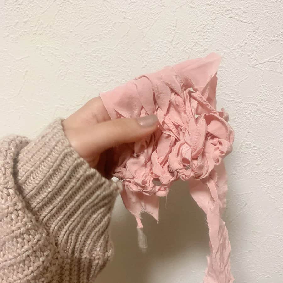 小川暖奈のインスタグラム：「もう着れなくなった服を紐にして、 大好きなニット作家 @knitchihiro さんの動画見ながら指編みでコースター作りました☕️🧶 . 楽しくて、いらなくない服まで紐にしてしまいそうで怖いよ、、 . 可愛いし、愛着わくし、みなさんもぜひー！ #たくさん作って大きな何かにしようと思います」
