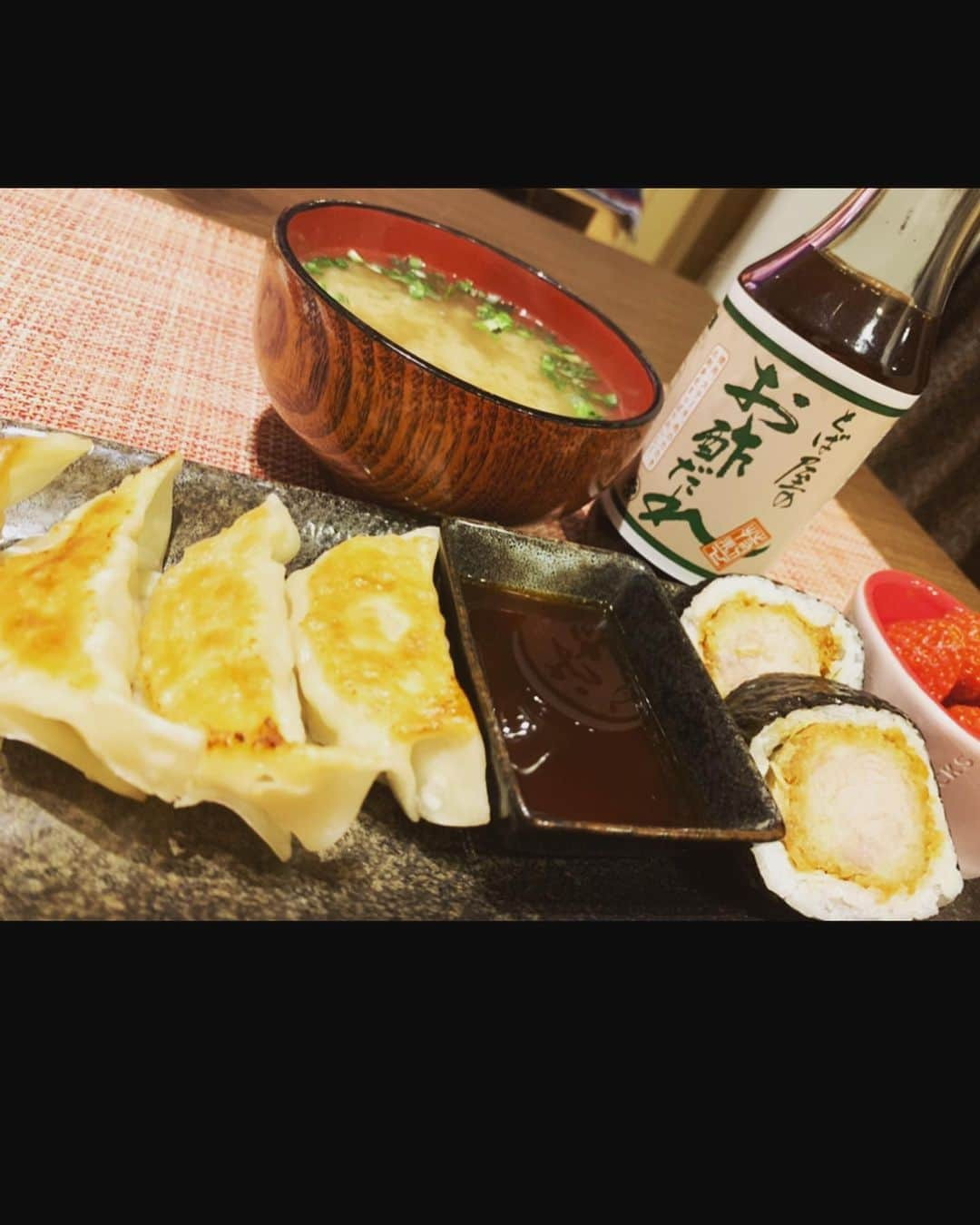 佐藤あり紗さんのインスタグラム写真 - (佐藤あり紗Instagram)「. . . とば屋シリーズ✌️ .  定番ギフトで 料理したものも何枚か載せておきました🙋‍♀️ . ☆お手間かから酢 スギヨのカニカマとワカメで酢の物✌️ . ☆壺之酢 お刺身にぴったり🦑✌️ . ☆和風ドレッシング サラダ🥗に✌️ . ☆お酢だれ 餃子のタレで🥟頂いたけど このタレでご飯食べられますね。はい✌️ 餃子は実家🥟から姉家族にデリバリしてもらいました笑 最近実家に帰るのを自主自粛してるので 父と母とは顔を合わせてません(T . T) 寂しいけど我慢。 . . #とば屋　#福井県　#福井県小浜市　#小浜市 #おうちご飯　#おうち時間 #料理　#調理　#健康　#栄養　#cooking #酢　#酢大好き #春　#spring  #花粉症　#宮城県　#仙台市 #バレーボール　#アスリート　#スポーツ #佐藤あり紗 〜詳細〜 とば屋酢店 917-0232 福井県小浜市東市場34-6-2 0770-56-1514 （お問い合わせ、ご注文） . https://www.tobaya.com/shop/item_list?category_id=418623」4月6日 21時37分 - arisa_chu