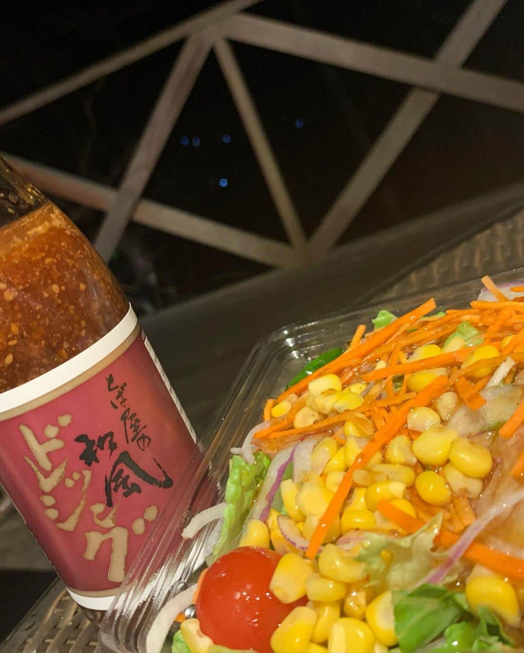 佐藤あり紗さんのインスタグラム写真 - (佐藤あり紗Instagram)「. . . とば屋シリーズ✌️ .  定番ギフトで 料理したものも何枚か載せておきました🙋‍♀️ . ☆お手間かから酢 スギヨのカニカマとワカメで酢の物✌️ . ☆壺之酢 お刺身にぴったり🦑✌️ . ☆和風ドレッシング サラダ🥗に✌️ . ☆お酢だれ 餃子のタレで🥟頂いたけど このタレでご飯食べられますね。はい✌️ 餃子は実家🥟から姉家族にデリバリしてもらいました笑 最近実家に帰るのを自主自粛してるので 父と母とは顔を合わせてません(T . T) 寂しいけど我慢。 . . #とば屋　#福井県　#福井県小浜市　#小浜市 #おうちご飯　#おうち時間 #料理　#調理　#健康　#栄養　#cooking #酢　#酢大好き #春　#spring  #花粉症　#宮城県　#仙台市 #バレーボール　#アスリート　#スポーツ #佐藤あり紗 〜詳細〜 とば屋酢店 917-0232 福井県小浜市東市場34-6-2 0770-56-1514 （お問い合わせ、ご注文） . https://www.tobaya.com/shop/item_list?category_id=418623」4月6日 21時37分 - arisa_chu