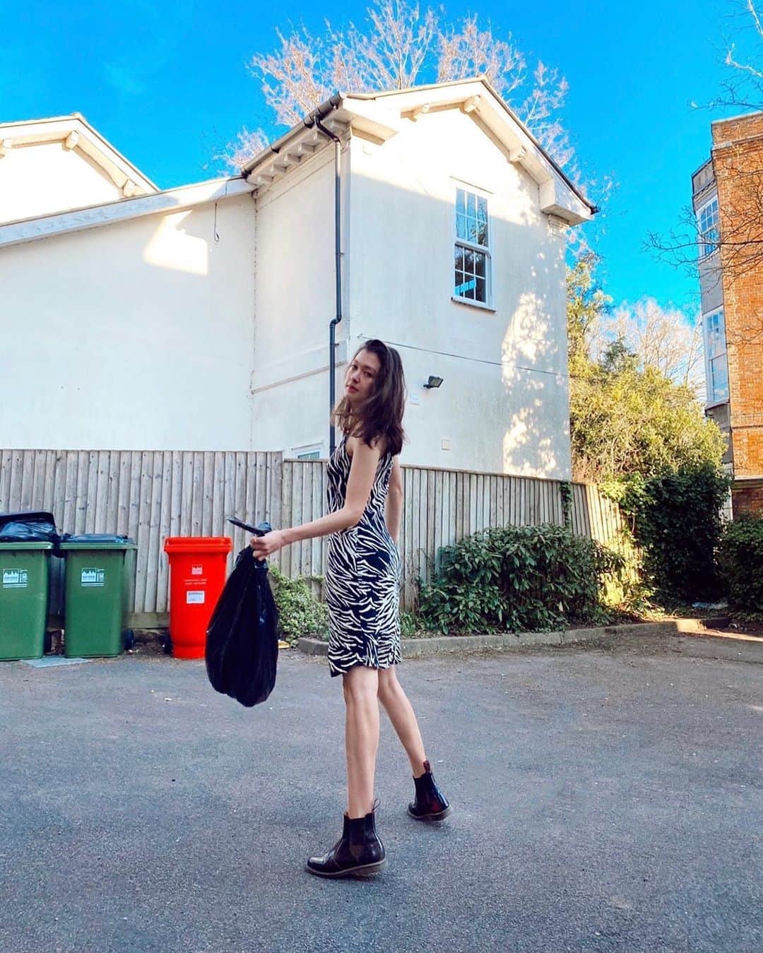 香華（KOuKA）のインスタグラム：「#lockdown day 14: I now dress up to take the rubbish out 💁‍♀️ #lifeinlockdown #stayhome #staysafe #ロックダウン #14日 #goingnowherebutfuckitimgettingdressed」