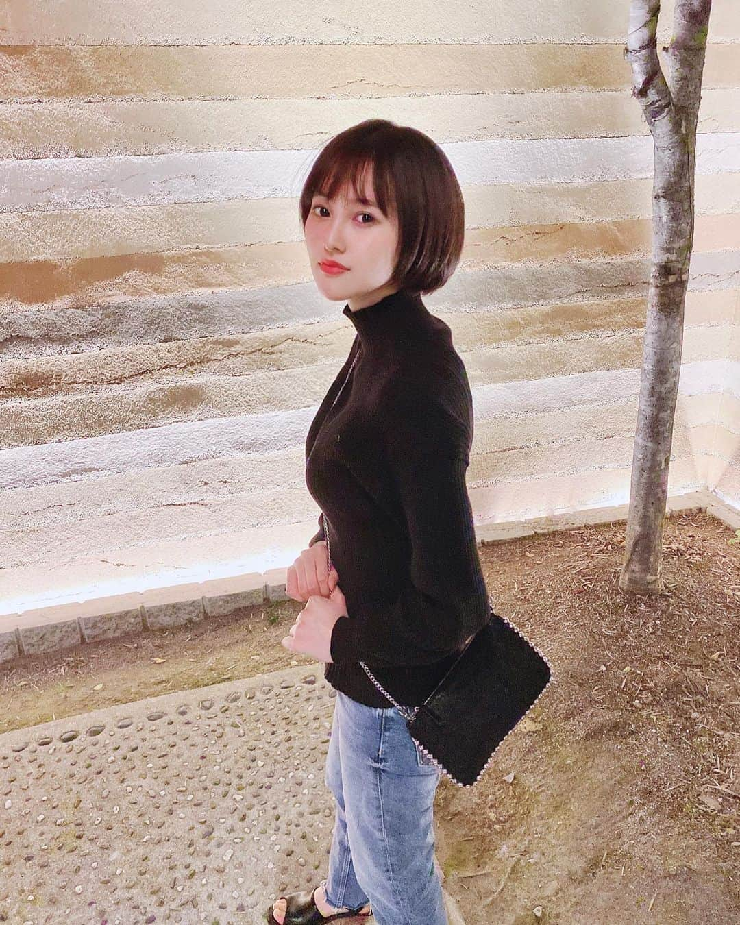 兒玉遥さんのインスタグラム写真 - (兒玉遥Instagram)「いつかの私服👖﻿ ﻿ ・tops お母さんから借りたリブニット﻿ ﻿ （楽天市場のセールで買ったそうです😂）﻿ ﻿ ・bottoms...ZARA﻿ ﻿ ・bag...ZARA ﻿ ﻿ これはお財布も一緒になってて便利！﻿ 小さい鏡とリップ、ハンカチくらいは入るからちょっとしたお出かけにちょうど良くて愛用してます。﻿ ﻿ ・sandal...RANDA﻿ ﻿ 春に着てみたいお洋服が沢山あるから、安心して出かけられる日が来るよう願っています。﻿ ﻿ 今はお家でゆっくり待機、、、🏠﻿ ﻿ #はるかの服 #stayhome」4月6日 21時46分 - haruka_kodama919