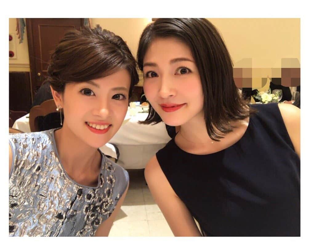 吉田奈央さんのインスタグラム写真 - (吉田奈央Instagram)「愛媛県では 宴会や集団行動の規制はあるものの 外出自粛の要請は出ていません。 しかし、他人事ではないし感染拡大している 都市部にお住まいの皆さんの様子を見ていて 東京での仕事もキャンセルになったこともあり むしろチャンス✨ イメージというかトレーニングを兼ね いざ#stayhome  6日目🏡❣️ (1度、買い出しの時のみ外出) . 独身の私は自分の事は 自分でどうにかしなきゃいけない立場なので、 家庭菜園を始めようかなとか 調味料を1から作ってみようかな。とか 将来どういう生活を送りたいか 妄想しながら準備して楽しむ日々です☺️ . でも、やはり一人となると 誰かと喋りたくなるもので… 連日、宇井ちゃんとテレビ電話をしたら すごく楽しかった💕 . お風呂も済ませすっぴんパジャマで あんな事、こんな事、話し出したら止まりません(笑) 文字だけでは伝わらい事も多いですね。 お陰でおコロナの事を忘れてる瞬間があります☺️ 良き友を持って、 日々のテクノロジーの進化に感謝する日々です💐 みなさんも無理なく、 小さな楽しみを見つけて行きましょうね❣️ . 会っては居たものの、話に夢中になって 写真を撮るのを忘れる私たち🤦‍♀️🤣 まともなのが3年前？の 友人の結婚式の写真しかなかった😛💒👰💍」4月6日 21時46分 - naoyoshida0903