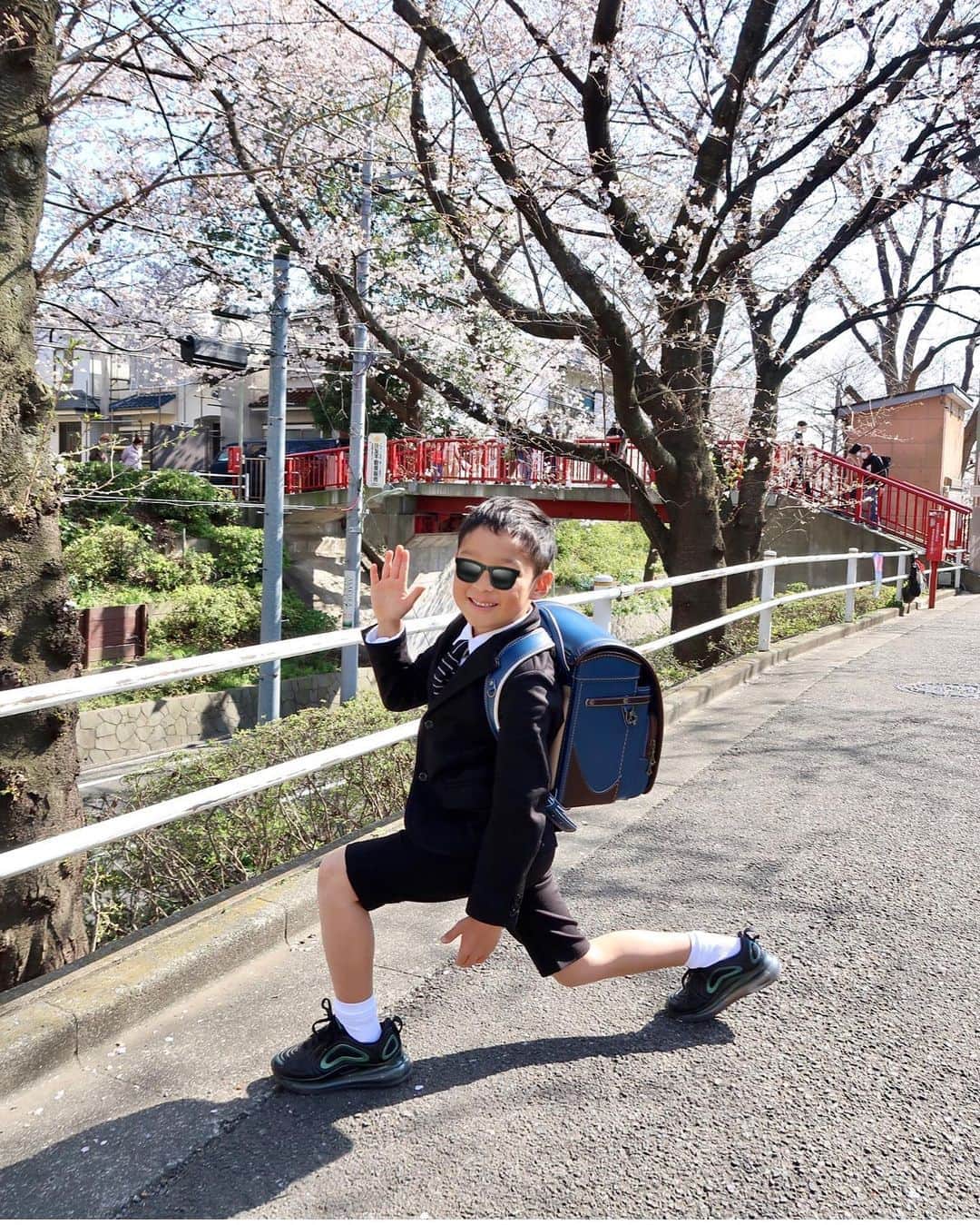 権田裕美さんのインスタグラム写真 - (権田裕美Instagram)「. . 早めの決断で私と息子はポルトガルから 日本へ帰国し、 日本の小学校に入学するための準備をしていましたが。 入学式へ出席することをやめました！ . ヨーロッパ在住の私たちだからこそ すぐに夫婦で一致できた意見かもしれません。 今は一人一人の意識と行動がとても大切だと 私たちはそう判断しました。 なににも変えることはできない 大切な命を守っていかなければ✨ . . ひとまず、息子よ！入学おめでとう😊🌸💕 . 事前にお写真だけでも 撮れてよかった✨ . . . . . . . . . . . . . . . . #2013年生まれ#新一年生#🌸#男の子ママ#権田修一」4月6日 21時50分 - yumigonda