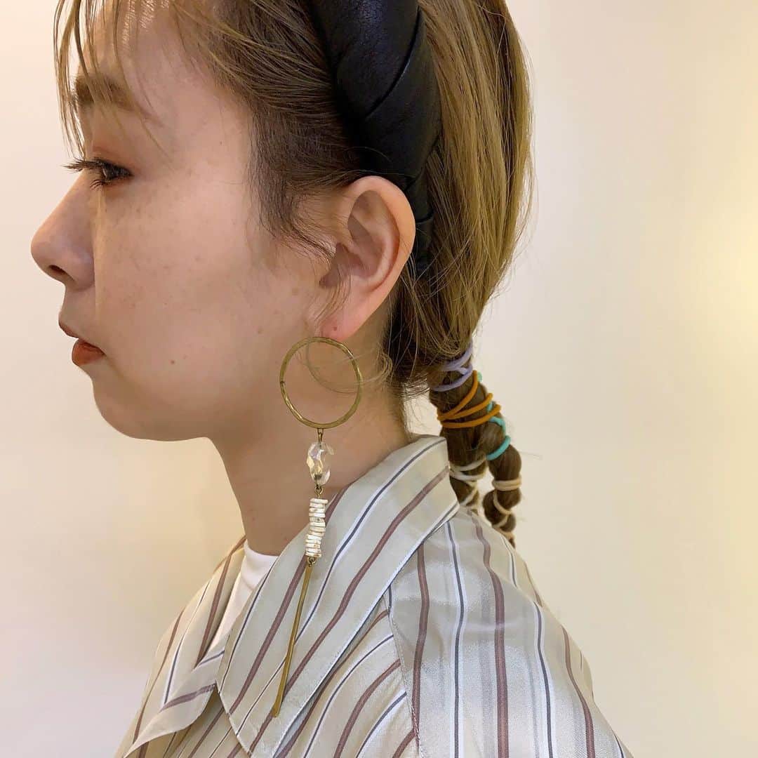YU-U（工藤由布）さんのインスタグラム写真 - (YU-U（工藤由布）Instagram)「2020,04,06のアレンジ ちょっとそこまで🥦🍓🧄🍪🧃🧻🧽🧴🐾🐾 明るい気持ちで過ごせるようにおめかし💄 家事する時はちょろ前髪はカチューシャで全部あげちゃうよ💪🏻 makeはオレンジで囲みeye🍊🧡 カチューシャ… @fumietanaka_jp ピアス… @iealy_yurie カラーゴム… @san_official ・・・ #ヘアアレンジ #uアレンジ #ボブアレンジ #ミディアムアレンジ #ロングアレンジ  #uミディアムアレンジ #hairarrange #hairstyle #tcbsnap #iealy #sanコレ #fumietanaka #yoke #マスクにはカラーメイク #カラーゴムアレンジ」4月6日 12時55分 - nyan22u22nyan