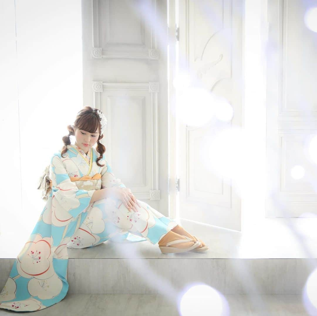 Furisode20のインスタグラム：「. ちょっぴり個性的な 水色にレトロな大柄の振袖❤︎ . 幻想的な背景や 大人な雰囲気がお好みの方は ぜひユースマイル 姉妹店 @chouchou.porte  のアカウントのぞいてみてね👀 . . ..｡. .｡..｡. .｡..｡. .｡..｡. .｡..｡. .｡..｡. .｡..｡. .｡..｡. .｡..｡.. . ＊振袖・袴専用Instagram @yousmile20furisode ・ .＊ユースマイル(キッズ写真館)のInstagram @photostudio_yousmile ..｡. .｡..｡. .｡..｡. .｡..｡. .｡..｡. .｡..｡. .｡..｡. .｡..｡. .｡..｡.. . #関西フリーモデル #美学生図鑑 #サロモ関西#サロンモデル関西 #ヘアメイク #アンジュエール #ユースマイル #サロモ #姫路 #モデル募集 #前撮り #成人式前撮り #ハタチ #成人式 #振袖 #振袖ヘア #ヘアスタイル #ヘアアレンジ #カラーメイク #おうち時間 #コロナに負けるな #メイク動画#ヘア動画#インスタグラマー #兵庫#かわいい女の子 #振袖レンタル」