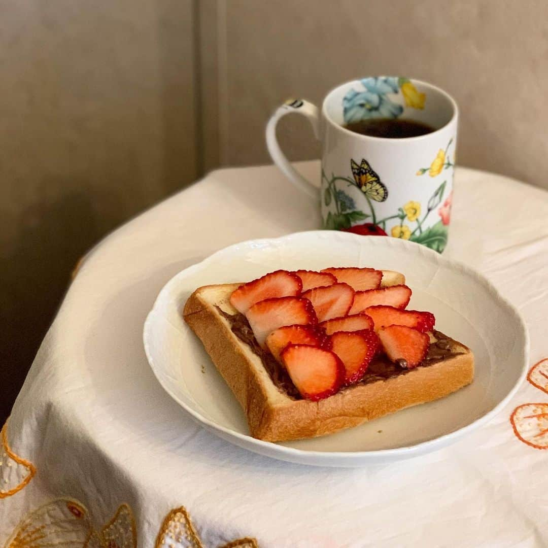 沢瀉美緒さんのインスタグラム写真 - (沢瀉美緒Instagram)「※ hazelnut salt butter caramel toast  with strawberry 🍞and🍓 . Breakfast 💛 . 昨日食べたのが美味しくて、 今朝も💛 . ヘーゼルナッツと塩バターキャラメル のスプレッドに今朝は全面苺🍓 . はぁー美味しい💛 . パンは大好きなポワンタージュの🍞 . . #maisonbremond1830 #ヘーゼルナッツ塩バターキャラメル #苺 #strawberry #toast #プルマン #douceuratartiner #strawberrytoast #ストロベリートースト #breakfast #朝ごはん #pointge #ポワンタージュ」4月6日 13時06分 - mio_omodaka