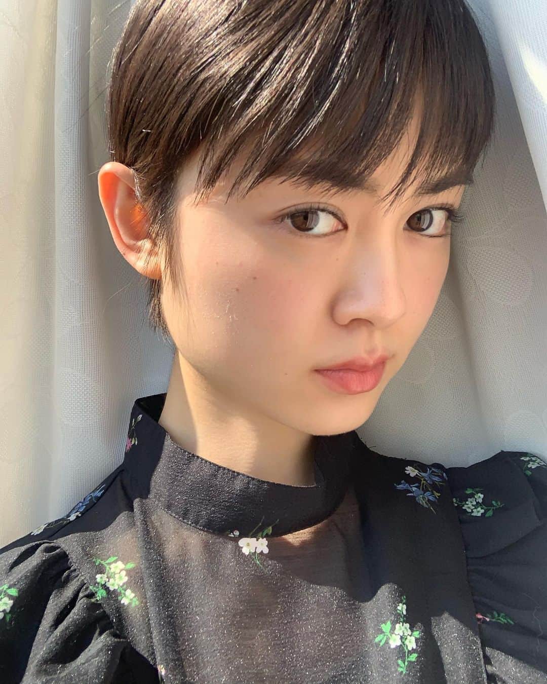 中島彩香のインスタグラム：「#おうち時間  なかなか外出はできないけど おうちでメイクの練習✨💄 安心しておしゃれして出かけられるようになるまで、 今はお家で工夫して楽しく過ごしたいですね＾＾ . #おうちメイク　#メイク　#春メイク　#ショートヘア　#ベリーショート　#makeup」