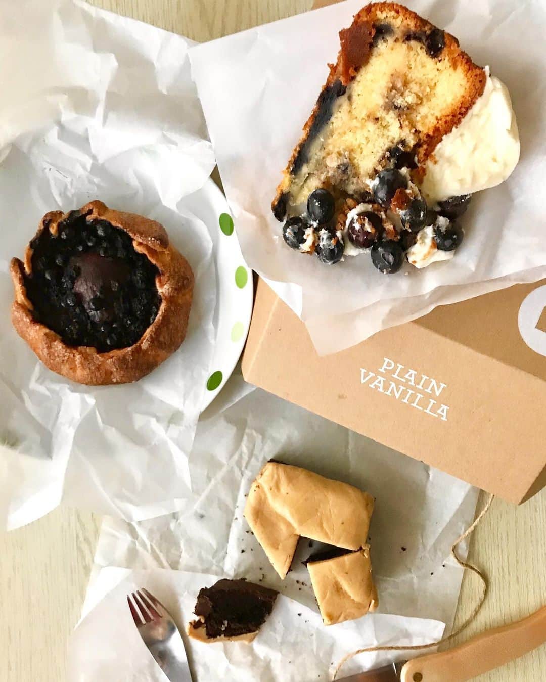 Li Tian の雑貨屋さんのインスタグラム写真 - (Li Tian の雑貨屋Instagram)「Taking a break and feeding myself with more sugar || going clockwise from the sweet to the extreme sweet starting from the baked galette on the left. • • • • #sgeats #singapore #local #best #delicious #food #igsg #sgig #exploresingapore #eat #sgfoodies #gourmet #yummy #yum #sgfood #foodsg #burpple #beautifulcuisines #bonappetit #instagood  #eatlocal #desserts #sgdessert #cakes #sgcake」4月6日 13時10分 - dairyandcream