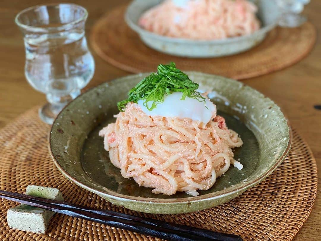 高山直子さんのインスタグラム写真 - (高山直子Instagram)「簡単ランチ😋 明太うどん。 豆乳適量に、明太子お好みで、バター、醤油をフライパンでクツクツ。 ほぐしたうどんを加えて火が通るまで熱し、お好みで温玉&大葉もしくはカイワレ😋 5分でできるよ💛 昔働いてたカフェで明太リゾットってのがあって、それのアレンジ版。もちろんパスタでも🍝  #喫茶なおコロ #明太うどん#明太子 #温玉#とろーり#簡単レシピ」4月6日 13時26分 - nao_70koro