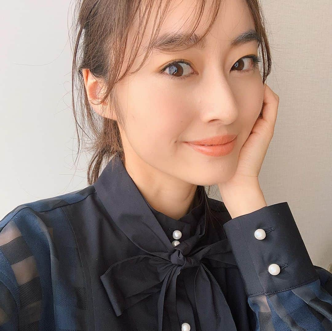 小祝麻里亜さんのインスタグラム写真 - (小祝麻里亜Instagram)「風強かった日のリップは春っぽくしたくて、セルヴォークのリップの上から、エトヴォスのグロスを重ねて、艶を足しました☺️🌸 目元メイクは前にご紹介したオサジの新作コスメです👌  2枚目動画にリップの品番も詰め込みました😂iPhoneだけどデフォルトで撮ったから少しは画質良いかな？って思ったら、暗いところで撮ったのを明るくしたから画質がとんでもなく悪い😢美肌アプリで撮ればよかった←  今週も平穏な毎日が訪れますように☘健康でいてください😌😌 ． ． ＿＿＿＿＿＿＿＿＿＿ #セルヴォーク#エトヴォス #オサジ #オサジメイクアップコレクション #メイク動画 #お気に入りコスメ #春コスメ #makeup #instabeauty #etvos #osaji #makeupmovie #오운애티튜드 #화장품 #뷰티스타그램 #메이크업 #메이크업스타그램」4月6日 13時39分 - maria_koiwai