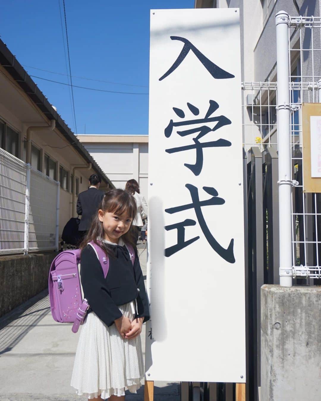 Megumiのインスタグラム：「無事 #入学式 を迎えられました🌸 1年生おめでとう💓 わたしがいつの日か通っていた母校に娘が入学し、感無量です💓  初通学はさっそくお花摘んだりしながらマイペースな娘w🌷 毎日片道30分の道のり💦 がんばれ〜！！！ #小学1年生　になりました♡ #小学生　#小学校入学式  #6歳　#ランドセル」