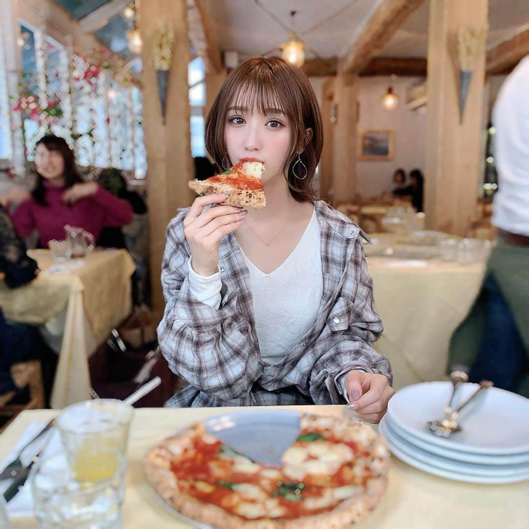 伊藤愛真さんのインスタグラム写真 - (伊藤愛真Instagram)「ピザ食べてますけど😔🍕ダイエットの話します . 最近フォロワーの子に教えてもらった　@haab__shinjyuku の漢方を処方してもらったの というのも、この日に声かけてくれたフォロワーの子に"えまちん痩せたよね、私も頑張りたい"って言われて 正直最近めちゃ食べてたから、頑張らなきゃって思ったんだよね！(反省)以上 . 追加 漢方の名前はHellas」4月6日 13時45分 - __emagram