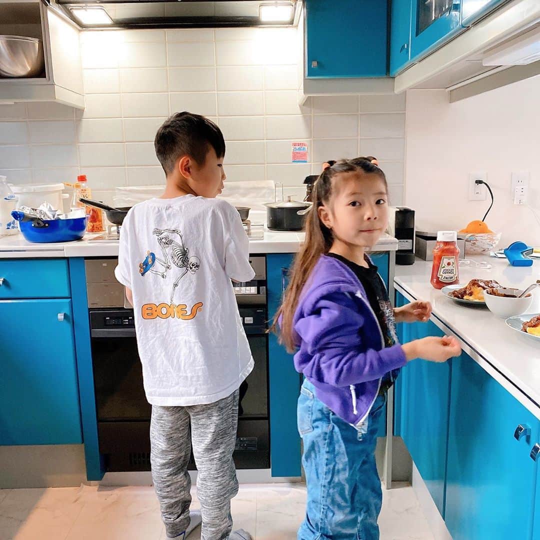 西山美希子さんのインスタグラム写真 - (西山美希子Instagram)「一日中お料理してる…お手伝いしに子供たちがキッチンに来てくれるんだけど、これがまた大変w。けど、普段じゃこんな時間ぜんぜんないから、大切な愛おしい時間❤️」4月6日 13時45分 - mariaclove