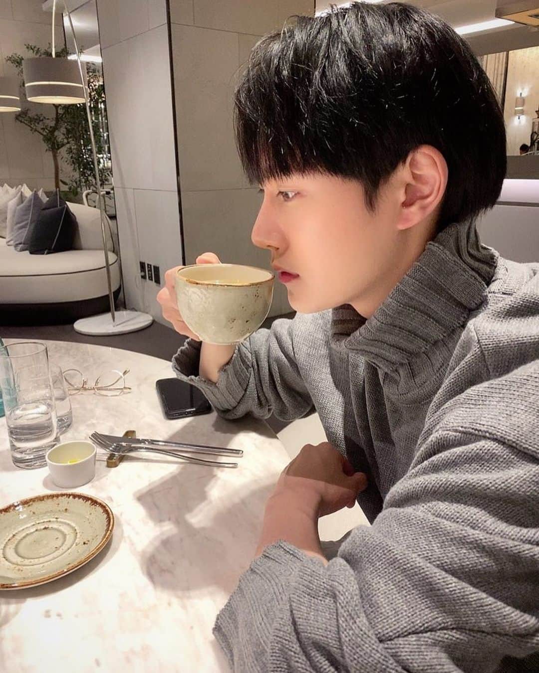 イ・ミンホのインスタグラム：「또 다른, 새로운 모습을 위해, 다시 관리」