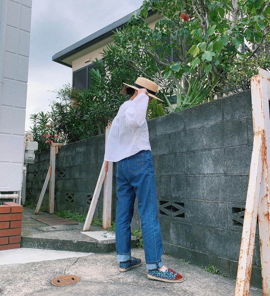 sayocoのインスタグラム：「気持ちの良いお天気🌞🌿 時間もあることだし、 家付近で #ootd 👖📸🤍 ・ ・ 人の迷惑にならないよう配慮して、 ベランダや家の周りで外の空気を吸って リフレッシュすることの大切さを感じてます😌🌈」