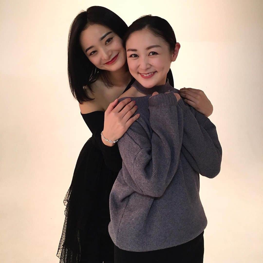 美夢ひまりさんのインスタグラム写真 - (美夢ひまりInstagram)「VOCEウェブサイトでの連載💄﻿ ﻿ 妹みたいな美麗 @miretan29 ﻿ にもご登場いただきました❤️﻿ ﻿ インタビューで美麗に教えてもらって私ダンベル購入しました(笑）﻿ 家でコツコツやっています🙈﻿ ﻿ 来週にも記事がUPされます❗️﻿ 是非VOCEウェブサイトをご覧ください🌹﻿ ﻿ @vocemagazine ﻿ #vocemagazine#voceウェブサイト#voce#宝塚#連載#ビューティートーク#元タカラジェンヌ#宝塚OG#インタビュー#美麗 さん#姉妹shot#インタビュアー#vocest」4月6日 14時03分 - himari_miyume