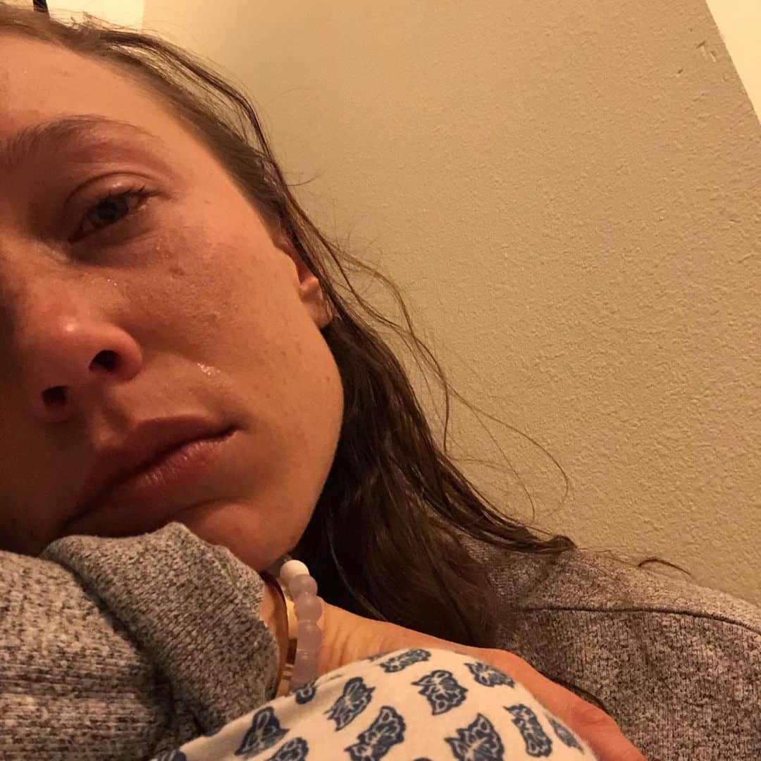 Nicole Mejiaのインスタグラム：「A moment of real... I got off of tonight’s mental health check-in and just wanted to be held.  And then it hit me: a deep wave of loneliness.  Moving across the country, away from my family and community right before having to socially isolate has been a process to process through.  I’ve been trying to stay positive and keep perspective on nights like tonight. There are so many that are affected far worse than I am, but I also know it does no good to invalidate your own experience by belittling it against someone else’s.  So fuck it.  I’ve been sitting on the floor crying while eating my salad... not the sexiest combo.. lol and now I’m laughing at myself. 😂  But as I sit here, feeling alone, craving intimate physical touch and quality face time with my far away loved ones, I realize that there are so many others who feel the same right now out there. And the thought just made me feel less alone.  I get it. I feel you. I know it hurts.  Loneliness can make you feel undesireable, unlovable, misunderstood. It can cause you to further self-isolate when what you really crave is deep connection. When you’re busy, it’s just a low hum in the background, but when the noise and distractions stop, it can be deafening.  Some say that loneliness is an indictation that the person is in need of love and connection with themselves. Perhaps there’s some truth to that. There’s also the obvious truth that we are not solitary creatures. We thrive in community and seek out acceptance and love.  But since what we have on our hands is time and solitude, I am determined to lean into this, get to know the deeper layers, pick up a new hobby, journal, meditate, continue to move, focus on my work, and reach out even when I feel like locking myself away.  But all of that starting tomorrow. Tonight I’ll allow myself to just cry it out. 🤍  Who else feels this?  Sending you love. 🤍」