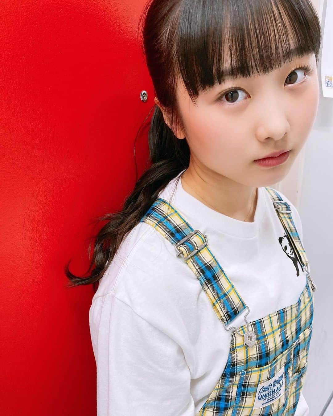 本田望結さんのインスタグラム写真 - (本田望結Instagram)「❤️💚 ・ ・ 皆様、どんな風に過ごしておられますか？ ・ 春ですね、🌸の季節ですね。 今まで生きてきて、 こんなにモヤモヤ重たい毎日は初めてです。 ・ きっと来る！絶対来る！ 手を繋ぎ、笑い合い、握手し、ワイワイできる毎日が。 ・ 皆さん、今はモヤモヤ、ムズムズな毎日ですが、 学生の皆様、 私たちは、お勉強📖✏️は、もちろんではありますが こんな時だからできる、 ゆっくり本📚を読んだり、 お部屋の🧹模様替えなどなど、 のんびり過ごす、こんな時間もちょっといいかも💞 ・ 妹の紗来は、昨日の日曜日 ママにありがとうで冷蔵庫の中身を整理して ピカピカ✨にしていました！ ・ 皆さん、元気出していきましょう！💪 お仕事での外出の皆様、本当にご苦労様です。 くれぐれもご注意です！ 手洗い、うがい、 私はプラス ヤク○ト です！←小さい頃から習慣です☀️」4月6日 14時28分 - miyu_honda_official