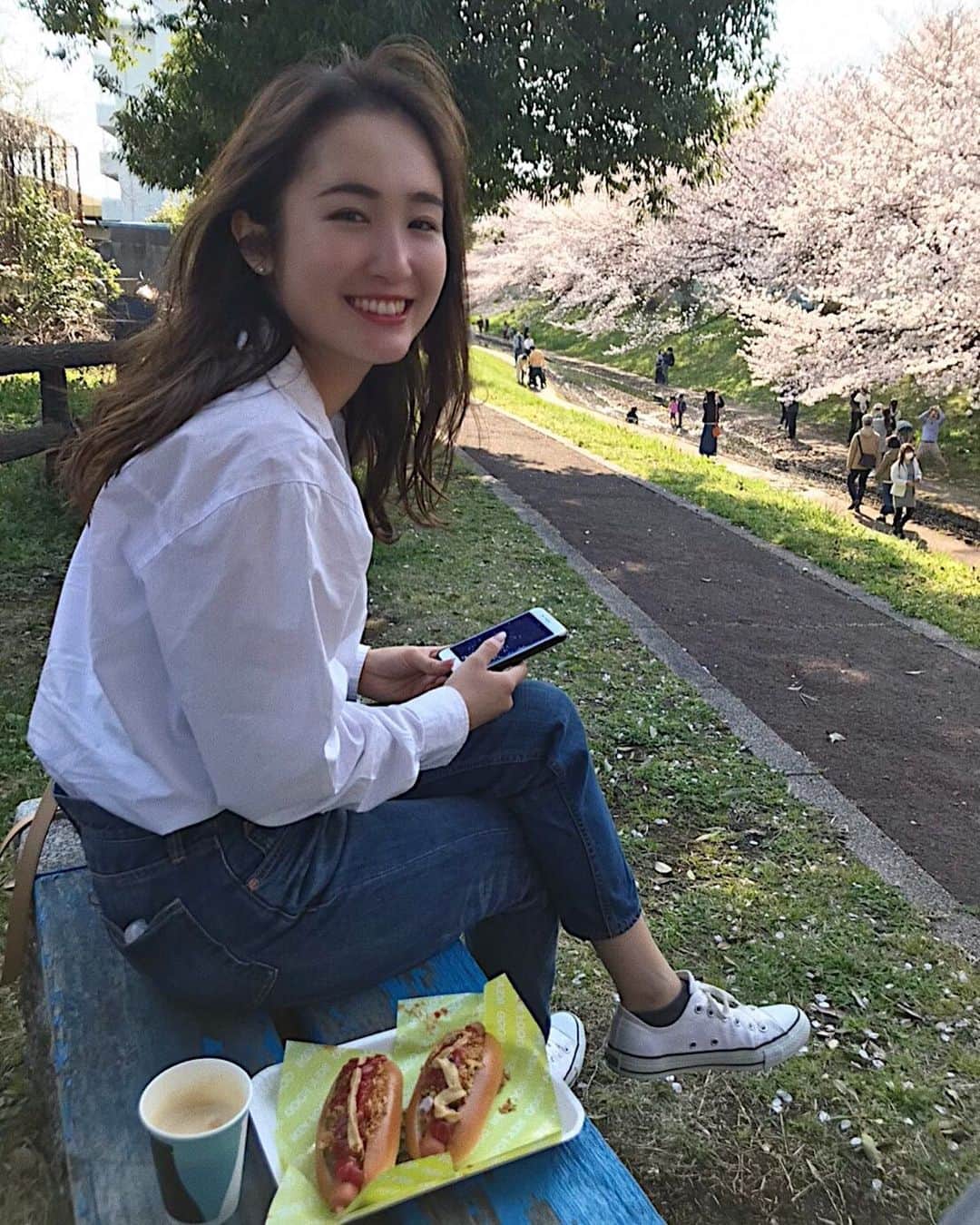 中野英菜のインスタグラム：「実家に帰るのは諦めました… 家族にすごくすごく会いたかった…  もう前に車で必要な物だけ買って、ほんとにちょっとだけお花見したのが、懐かしい…😢 来年はみんなでお花見したいな、そして今はとにかくお家でできることを！  家は退屈だけど、一緒に乗り越えようね😭✨ #家でたい #けど今出てるなんて怖くて無理すぎる #健康第一 #みんなは家でどう過ごしてるの #日本 #japan」