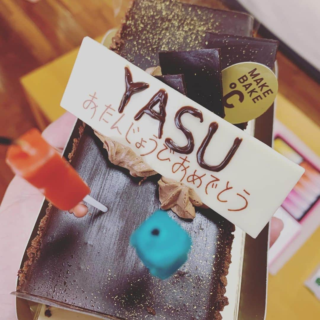 YASUさんのインスタグラム写真 - (YASUInstagram)「38歳になりました！ こんな大変な時期、不安で心に余裕もなくなるはずなのに「おめでとう」とたくさんメッセージもらえてみんなの優しさに感動してます🥺 いつか「あん時は大変だったなー！」って笑えるようにみんなで乗り越えましょーねー！！ #誕生日 #38歳 #悲しみじゃなく喜びの涙を流したい」4月6日 14時24分 - yoshida_d_yasuhide