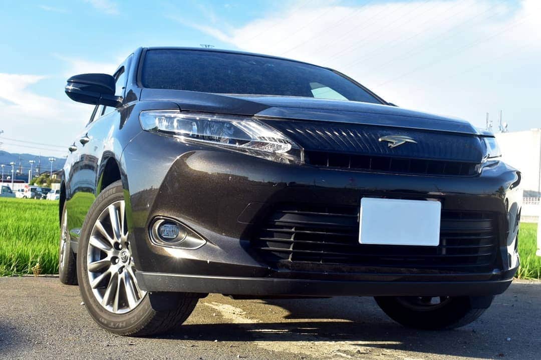 スカイカーシェアのインスタグラム：「. TOYOTA ハリヤー . 外車にも負けない高級感で 静かな気持ちの良い運転が快適！！ . . 平日　¥11,800 + 保険料 休日　¥12,800 + 保険料 月額利用の料金はお問い合わせください」