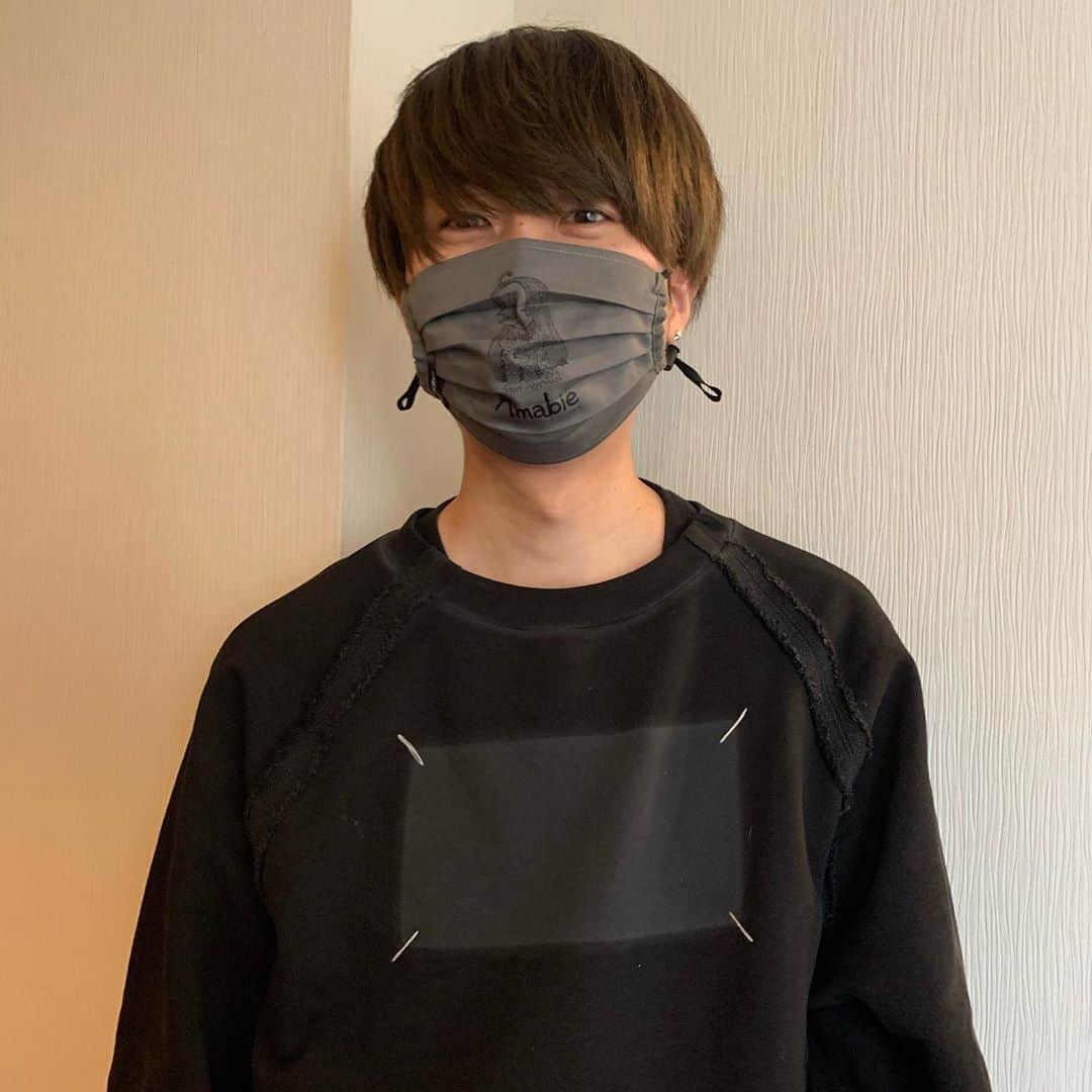 川谷絵音さんのインスタグラム写真 - (川谷絵音Instagram)「良いマスクを頂きました。曲を作ってます。 @takashipom」4月6日 14時28分 - indigolaend
