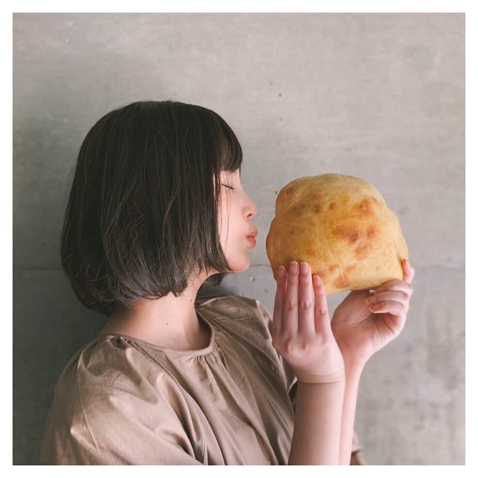 金城茉奈のインスタグラム：「Maison Kaiserのチャバタ。  エクストラバージングオイルが練りこまれていて、噛めば噛むほどオリーブオイルの味が口に広がるのです。 中はふんわり、外は硬めな食感。 素朴な味だけど何もつけなくても美味しい〜(๑˃̵ᴗ˂̵) ずっしりと重くて大きなパンでした！  #maisonkayser #メゾンカイザー #本日のパン#チャバタ」