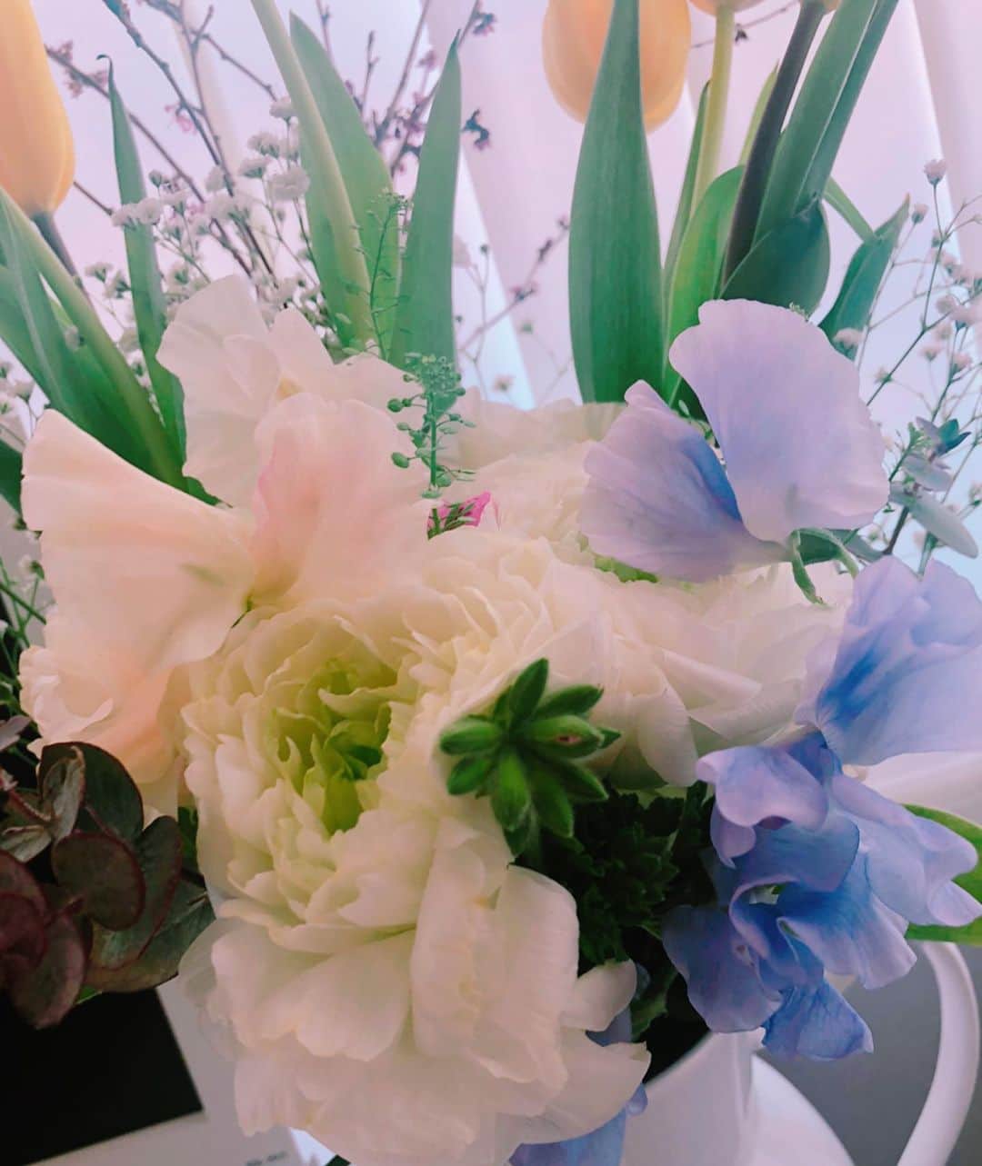 加藤綾菜さんのインスタグラム写真 - (加藤綾菜Instagram)「ずっと家にいる中　玄関にお花とお手紙が置いてありました❗️ お隣さんからでした😢 元気だしてねって書いてありました😢 皆さん、沢山の激烈のメッセージありがとうございました！」4月6日 14時33分 - katoayana0412
