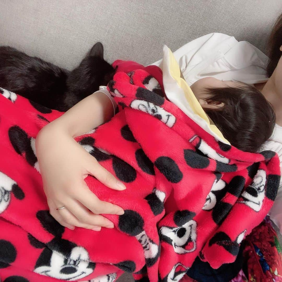 森川彩香さんのインスタグラム写真 - (森川彩香Instagram)「娘にやきもちやいてピッタリくっついてくるさかもと可愛い♡ 手は出さない偉い(*'ω'*) 癒しタイム」4月6日 14時42分 - morikawa_ayaka