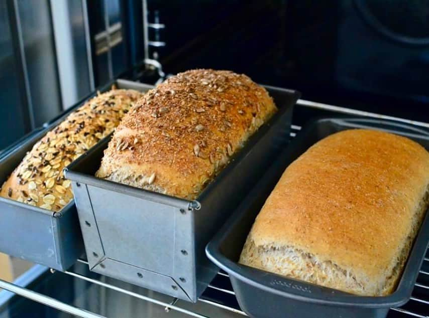 Rie's Healthy Bento from Osloさんのインスタグラム写真 - (Rie's Healthy Bento from OsloInstagram)「Just right from my oven 🍞🥪　#bread #breadmaking #homebaking #パン　#パン作り　#パンのある暮らし」4月6日 14時47分 - rieshealthycooking