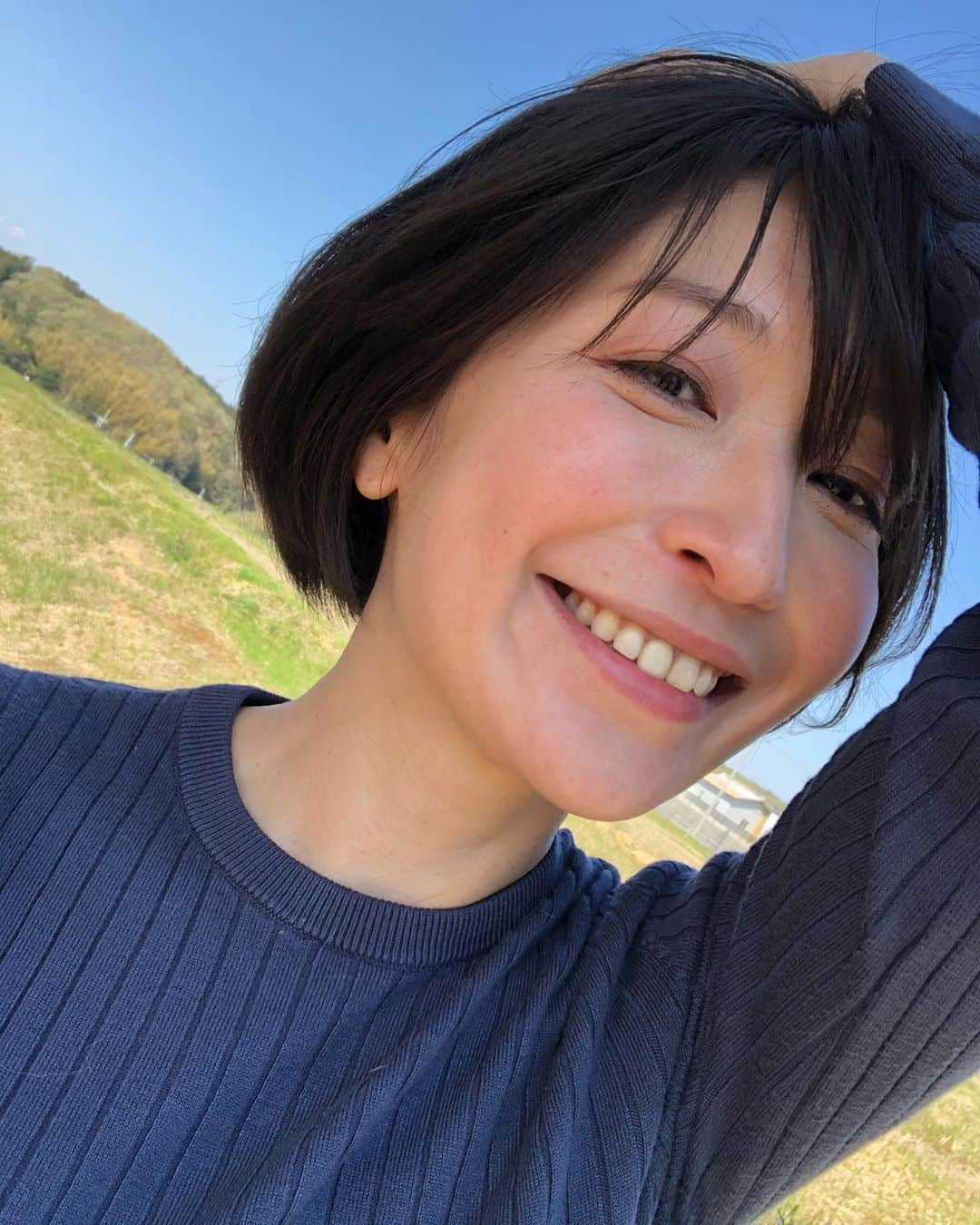 小野真弓さんのインスタグラム写真 - (小野真弓Instagram)「こんにちは^ ^ いい天気！(о´∀`о)いい風🍃 仕事終えて帰宅です⛰✨ 玄関前でアルコールスプレー全身にふりかけ、 プチシャワー🚿(๑>◡<๑) #千葉暮らし#田舎暮らし#裏山#アルコール漬け そのままビール飲んでアルコール消毒。←自己流🍻✨」4月6日 14時48分 - hanaharuaroi