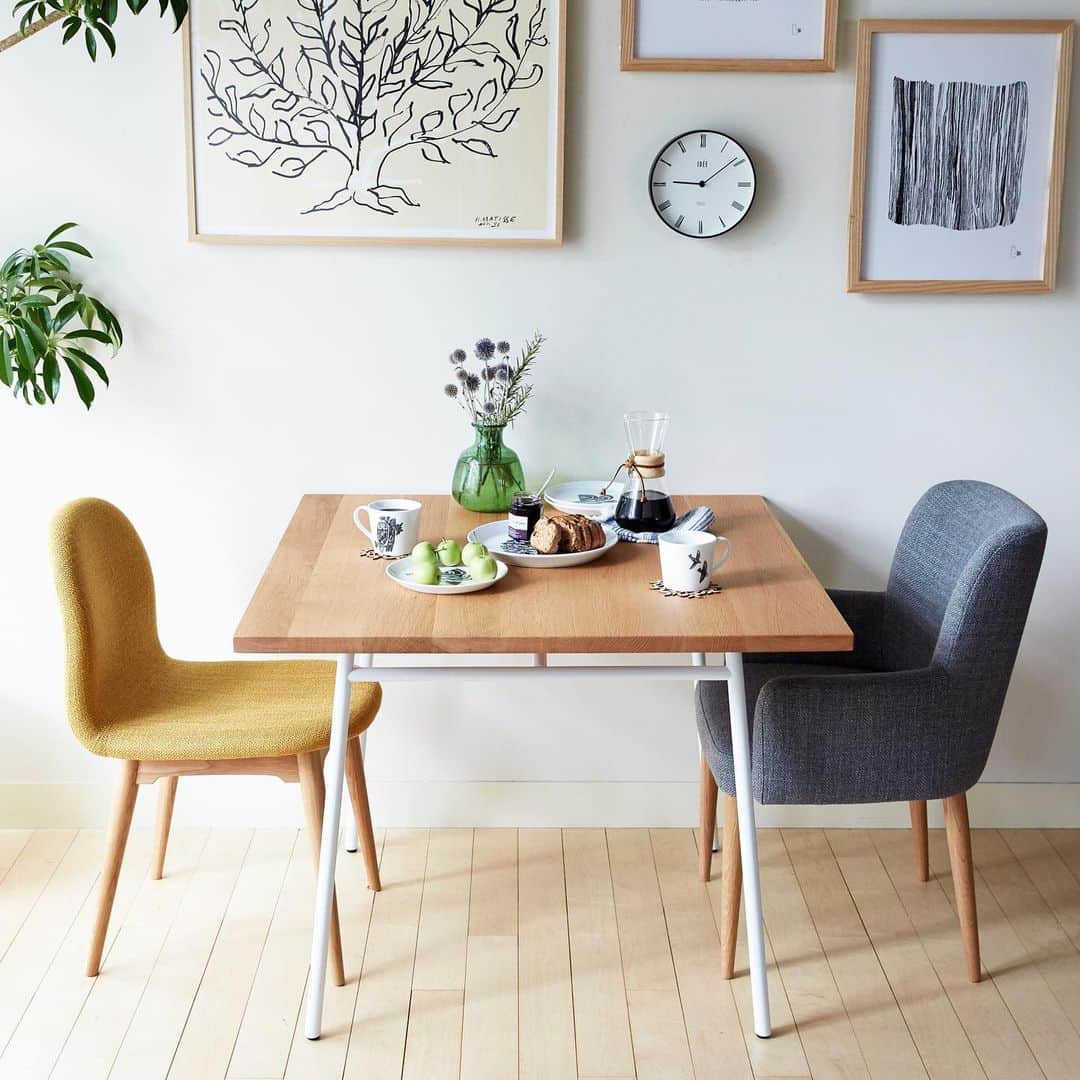 IDÉE／イデーさんのインスタグラム写真 - (IDÉE／イデーInstagram)「テーブルでご飯を食べる時も作業する時も、座り心地の良い椅子で快適度アップ。 座った時に目に入る壁には、お気に入りのアートを飾って、ひと休み中の目の保養も大切です。 . . #IDÉE #IDÉESHOP #idee #ideeshop #interior #interiorcoordinate #イデー #イデーショップ #ライフスタイル #丁寧な暮らし #暮らしを楽しむ #LIEVREARMCHAIR #COCHONNETCHAIR #ダイニングチェア #デスクワーク #テレワークに #クッション性があり #座り心地は #ほどよく硬め #安定感があり #ゆったりとした #アームチェア #立ち座りが多いなら #アーム無しが #動作がしやすい」4月6日 14時48分 - lifewithidee