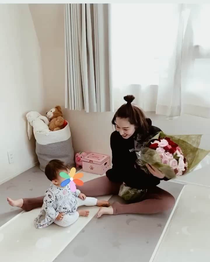 shihoのインスタグラム：「朝寝して起きたベビたんと 遊んでいたらピンポーンって まさかの花束とケーキ が届いたよ😳❣️ そうだ。私今日誕生日でした😂 . . 実はね、たぶん初めてかな？って くらいの喧嘩をしててw 4日間くらい一切話さなかったの😂 先月の段階で予定してたディナーも もちろんなしになってたし、 喧嘩してたから当然なにもないと おもっていたからビックリ。 単純な私はすぐに ニコニコになりました😂❤️笑 . 今、世の中の状況が状況だから ほんとに家の中にずっといて 不安な気持ちになったり 気分が下がることも たまにあるんだけど 久しぶりにとってもハッピーに なれました🥺❤️ ありがとうパパ🙏 . . . 家の中だといつも レギンスにトレーナーだし 髪の毛もちょんまげだけど これがリアル😂笑 . . 家族にお祝いしてもらえて 大好きな友達達からも 連絡もらえて最高に幸せです！ 健康に過ごせて、毎日を 迎えられていることに感謝。 . . . 今は協力しあってみんなが それぞれできることを。 stay home🤝 . . . .#happybirthday #stayhome  #こんな誕生日もまた思い出だね #ケーキ崩れてたそれも🙆‍♀️ #べびはなんでもマネしてくるよ💕」