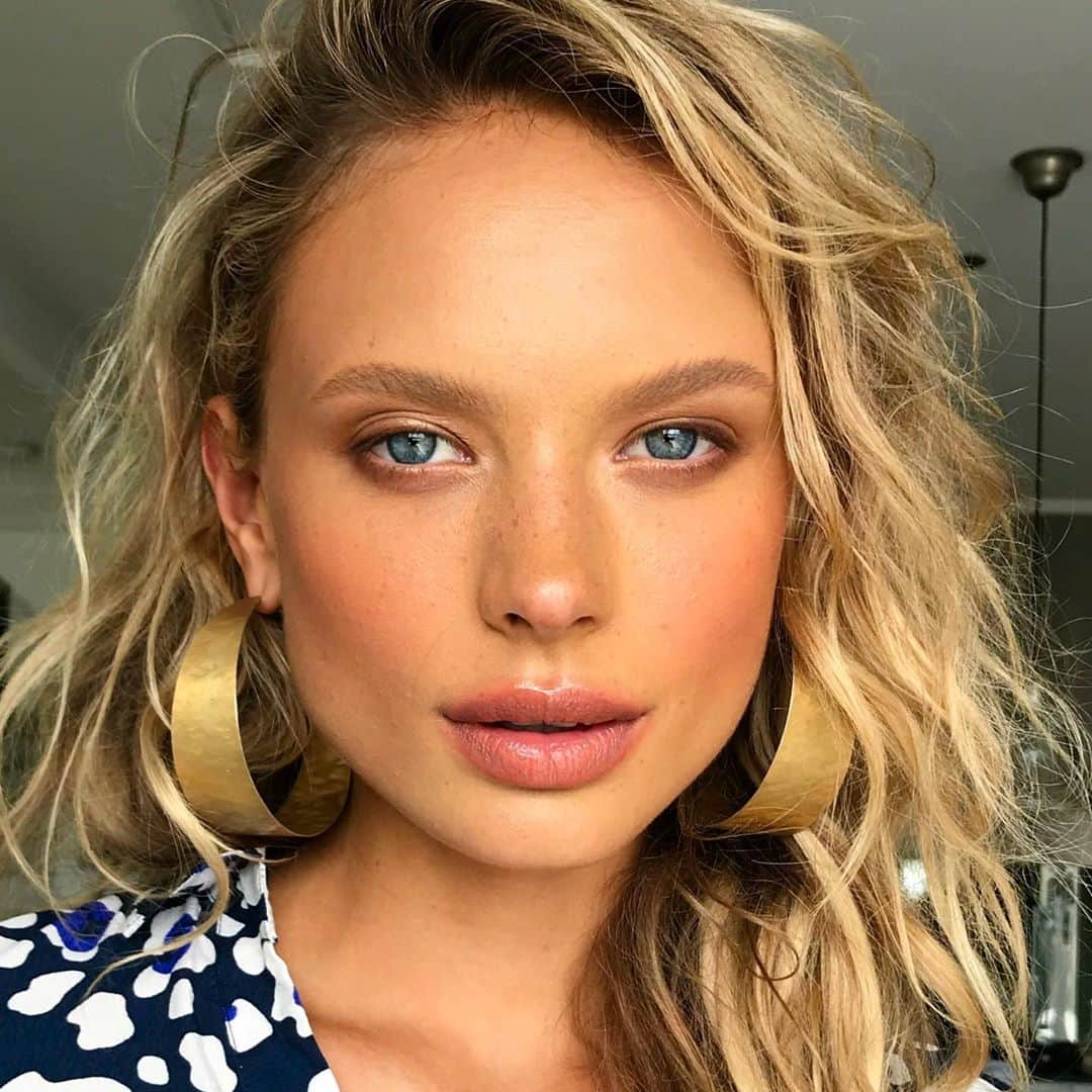 Ania Milczarczykのインスタグラム：「I don’t know if the kids out there are still drawing on freckles lol but I love to throw some on every now and then if I think it suits. Victoria has completely clear skin so zoom in to see where I’ve put them.. I find it always looks most natural if you also place some around the eyes, brows and mouth esp top lip as well as making the nose the main concentration // flashback to shooting with @misterzimi」