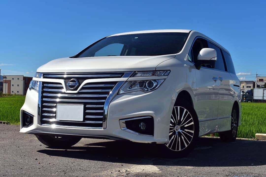 スカイカーシェアのインスタグラム：「NISSAN エルグランド . 広くて大人数の旅行やアウトドアにぴったり！ 燃費も良く人気車種です！ . 平日　¥9,300 + 保険料 休日　¥10,300 + 保険料 月額利用の料金はお問い合わせください」